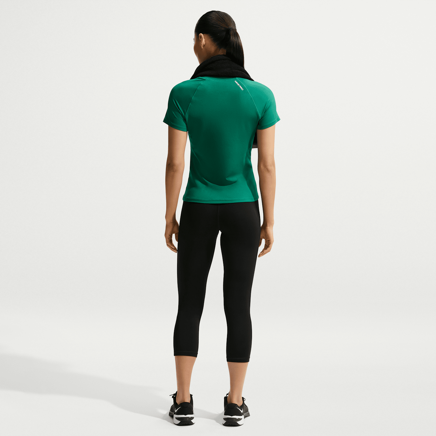 Женские леггинсы Nike Pro Women's Mid-Rise Crop Leggings — фото 5