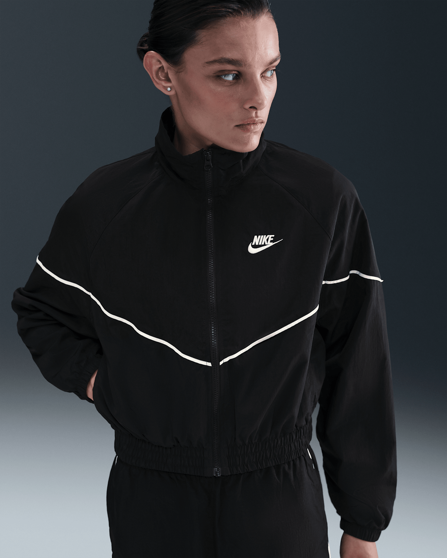 Женские куртки Nike Sportswear Windrunner Women's Woven Jacket — фото 6