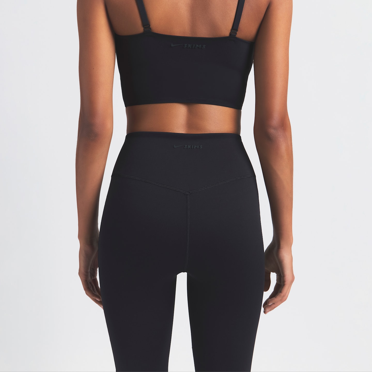 Женские леггинсы Nike NikeSKIMS Matte Women's High-Waisted Slim Flared Leggings — фото 4