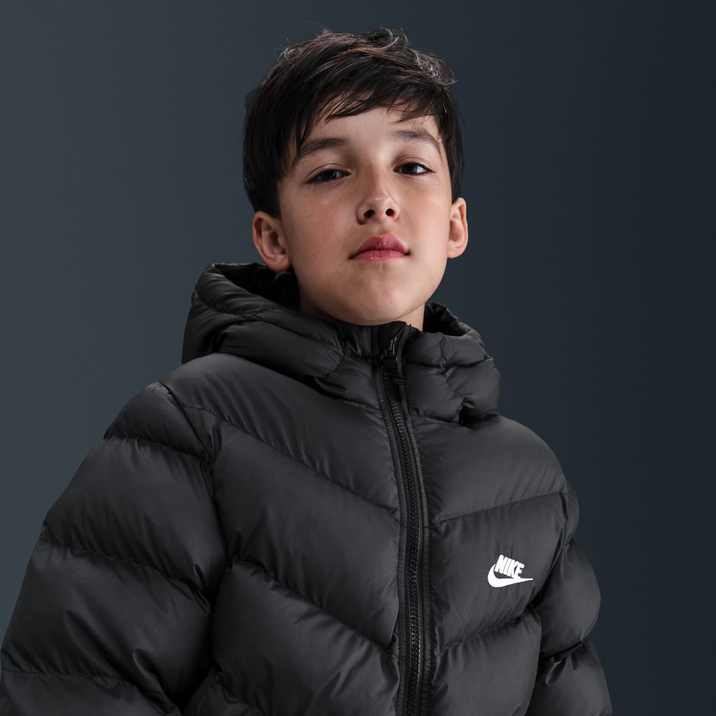 Детские куртки Nike Sportswear All Day Play Big Kids' Therma-FIT Loose-Fit Mid-Length Puffer Jacket — фото 3
