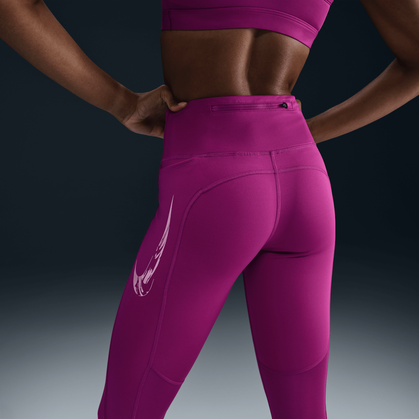Женские леггинсы Nike Fast Women's Mid-Rise 7/8 Running Leggings with Pockets — фото 3