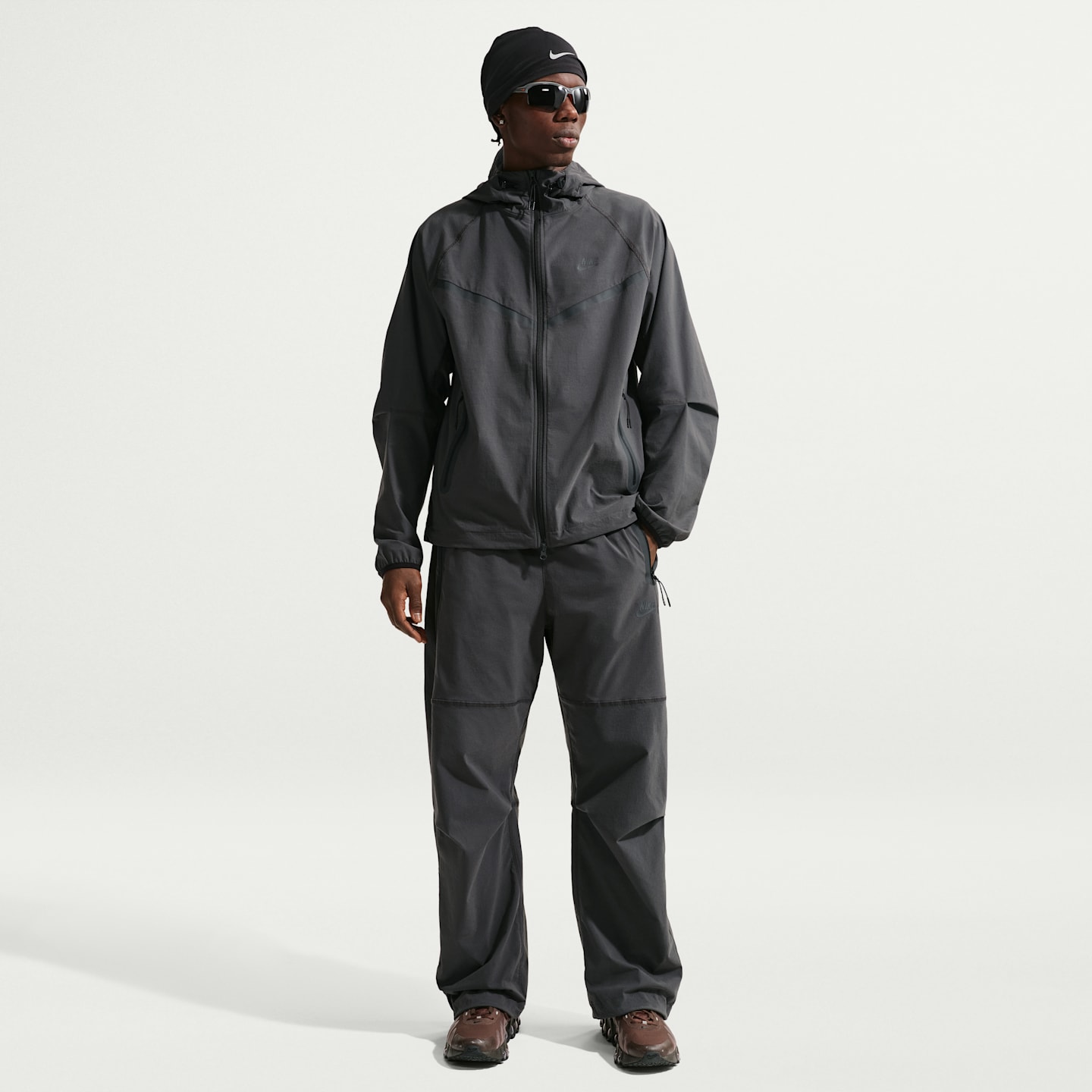 Мужские брюки Nike Tech Men's Dri-FIT Woven Pants — фото 1