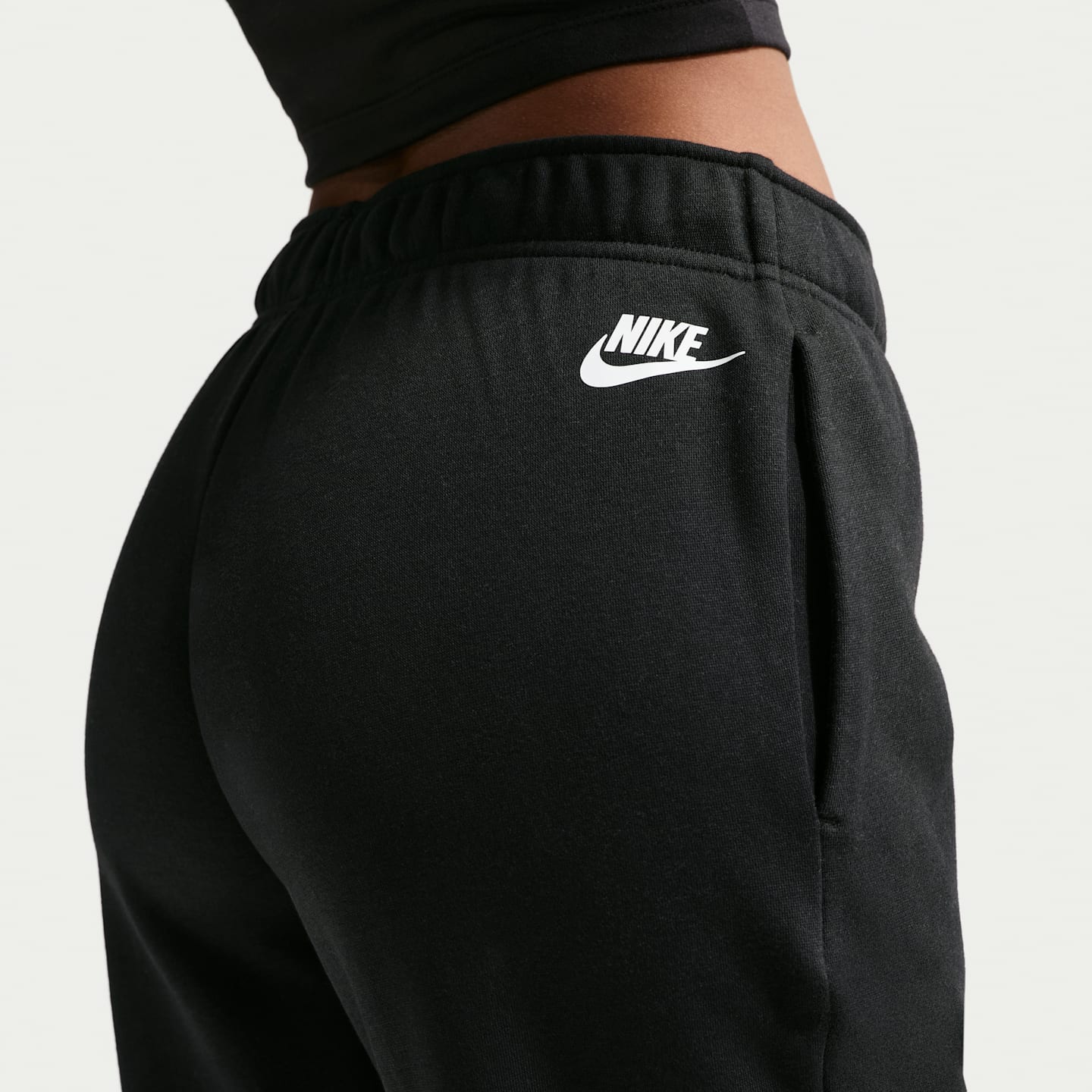 Женские брюки Nike Sportswear Club Fleece Women's Graphic Mid-Rise Pants — фото 3