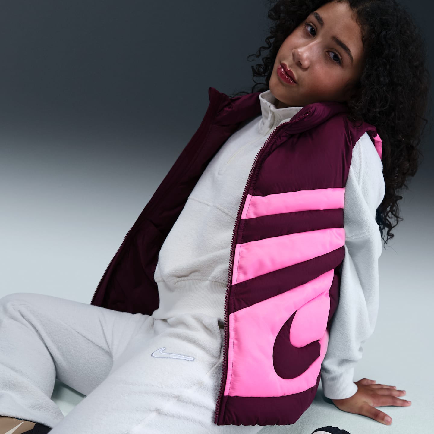 Nike Sportswear Swoosh Big Kids' (Girls') Therma-FIT Loose Down Puffer Vest — фото 3