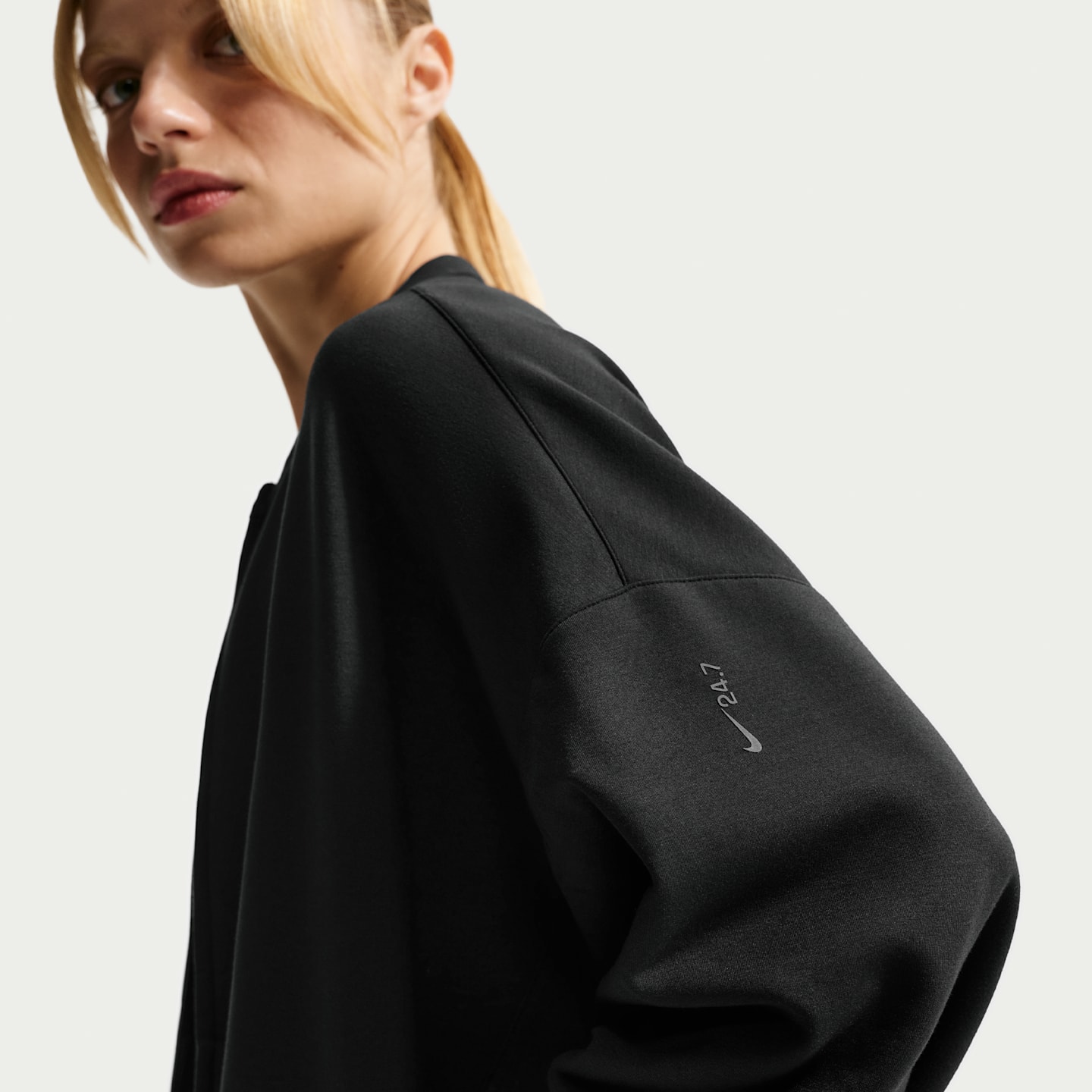 Женские кроссовки Nike 24.7 ImpossiblySoft Women's Dri-FIT Oversized Crew-Neck Full-Zip Top — фото 3