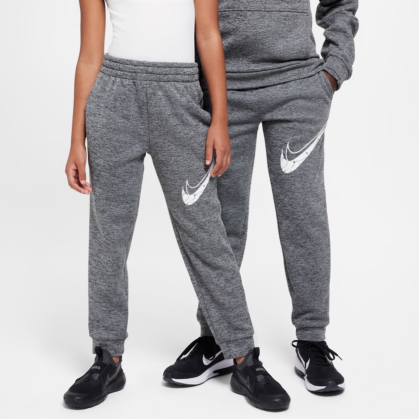 Детские брюки Nike Multi Stain Repel Big Kids' Therma-FIT Joggers — фото 1