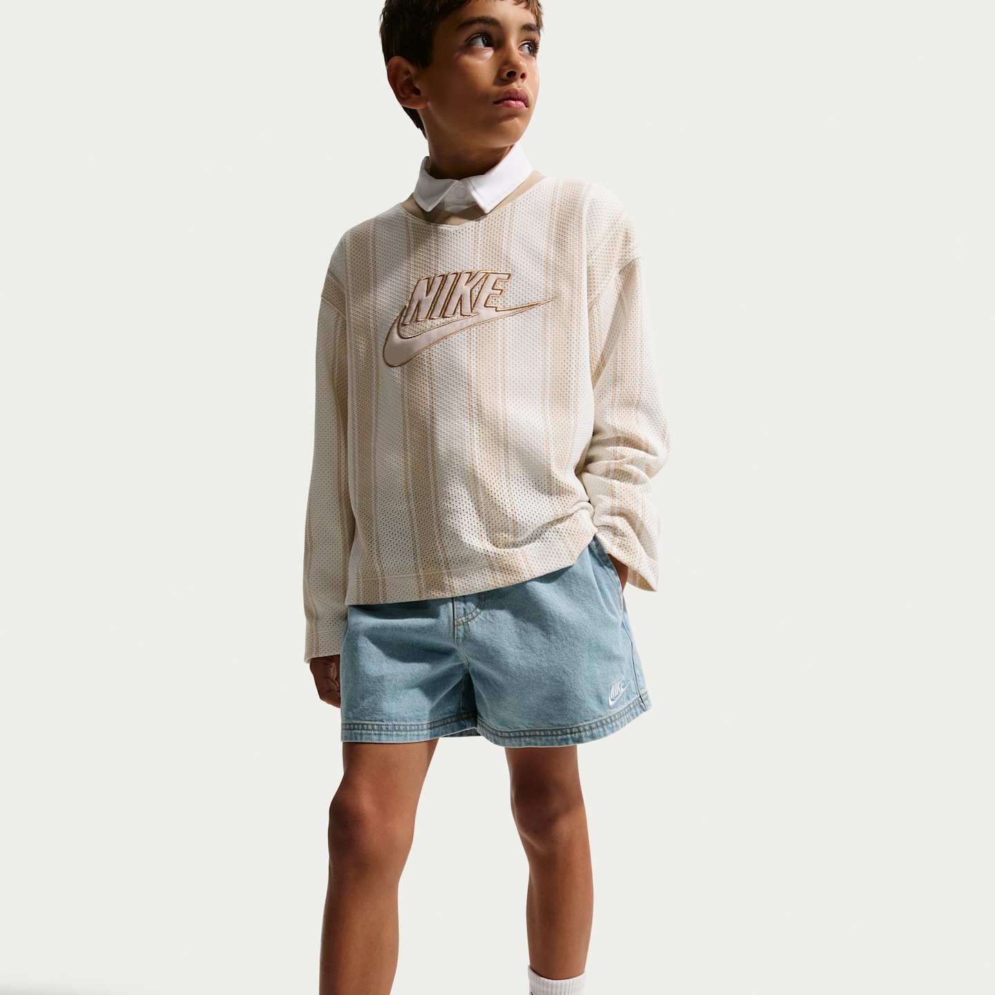Детские шорты Nike Sportswear Collection Big Kids' Denim Shorts — фото 4