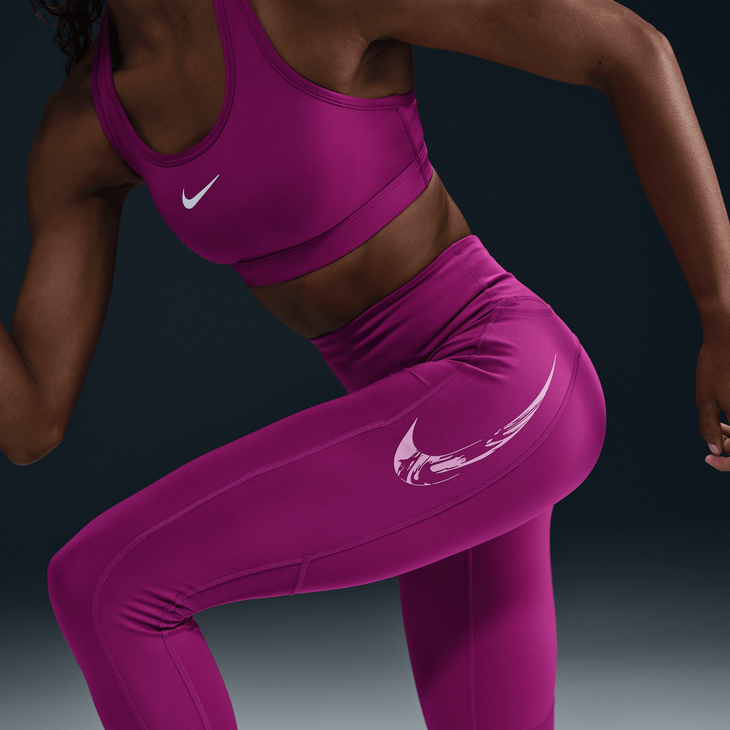 Женские леггинсы Nike Fast Women's Mid-Rise 7/8 Running Leggings with Pockets — фото 2