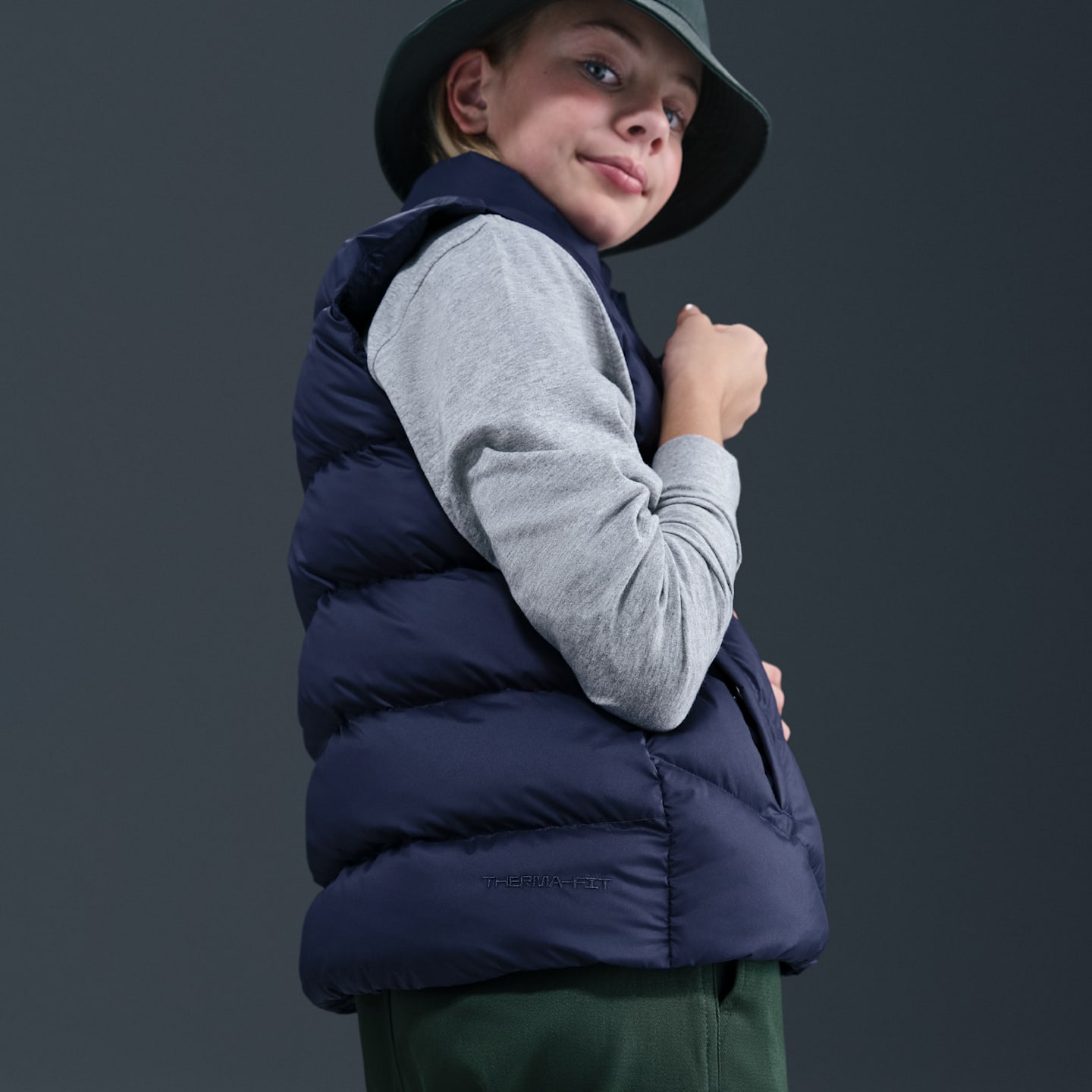 Детские жилеты Nike Sportswear All Day Play Big Kids' Therma-FIT Loose-Fit Puffer Vest — фото 2