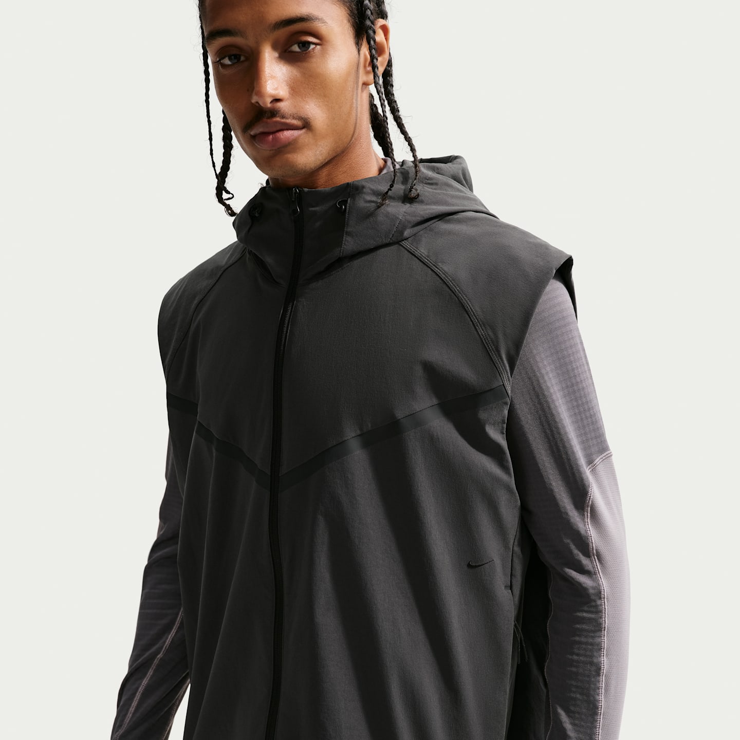 Мужские жилеты Nike Tech Men's Dri-FIT Woven Windrunner Vest — фото 1