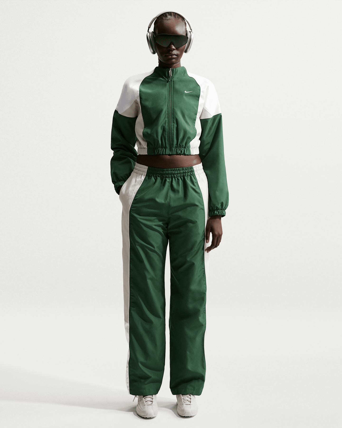 Женские брюки Nike Sportswear Women's Oversized Mid-Rise Track Pants — фото 7