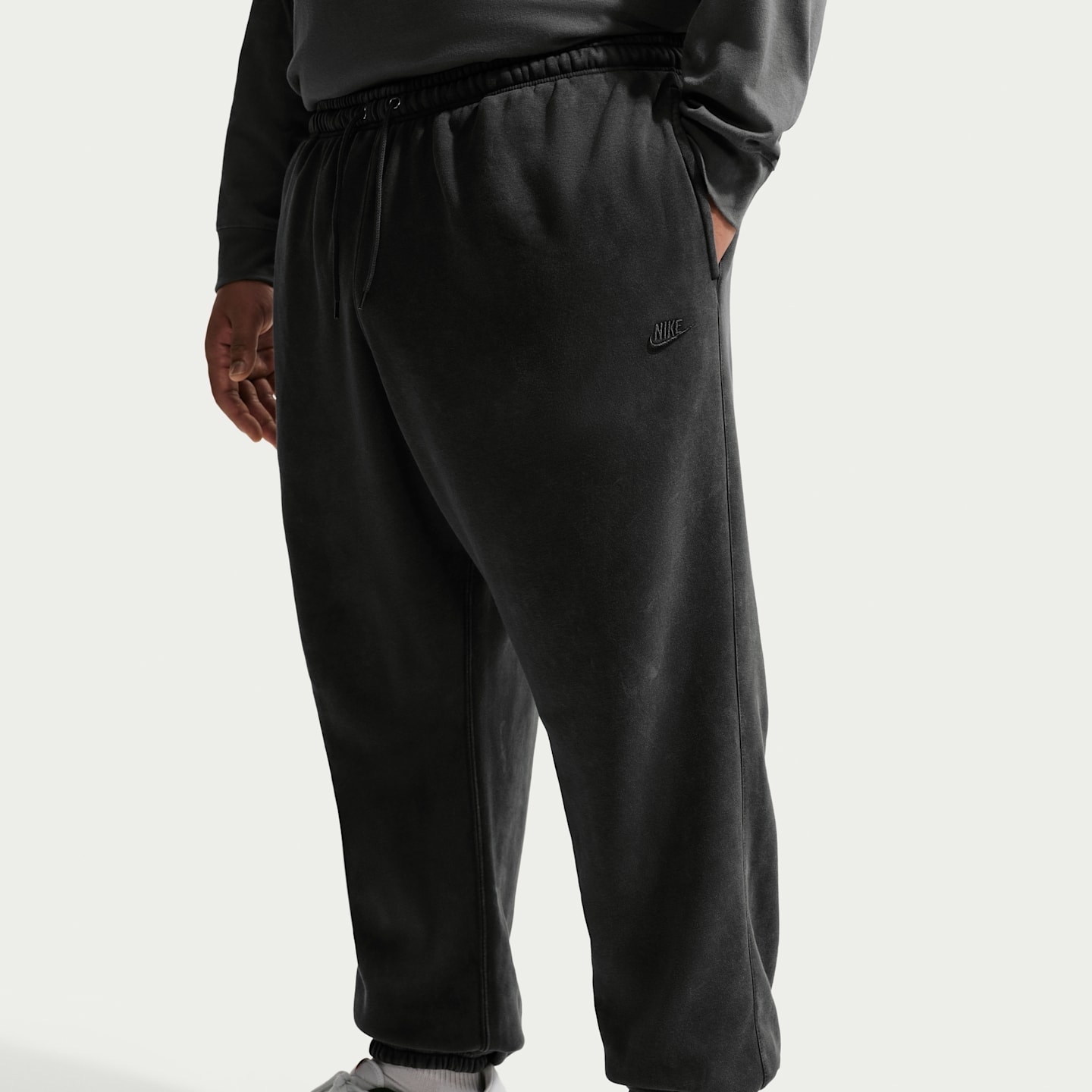 Мужские брюки Nike Sportswear Club Men's Washed Cuffed Fleece Pants — фото 7