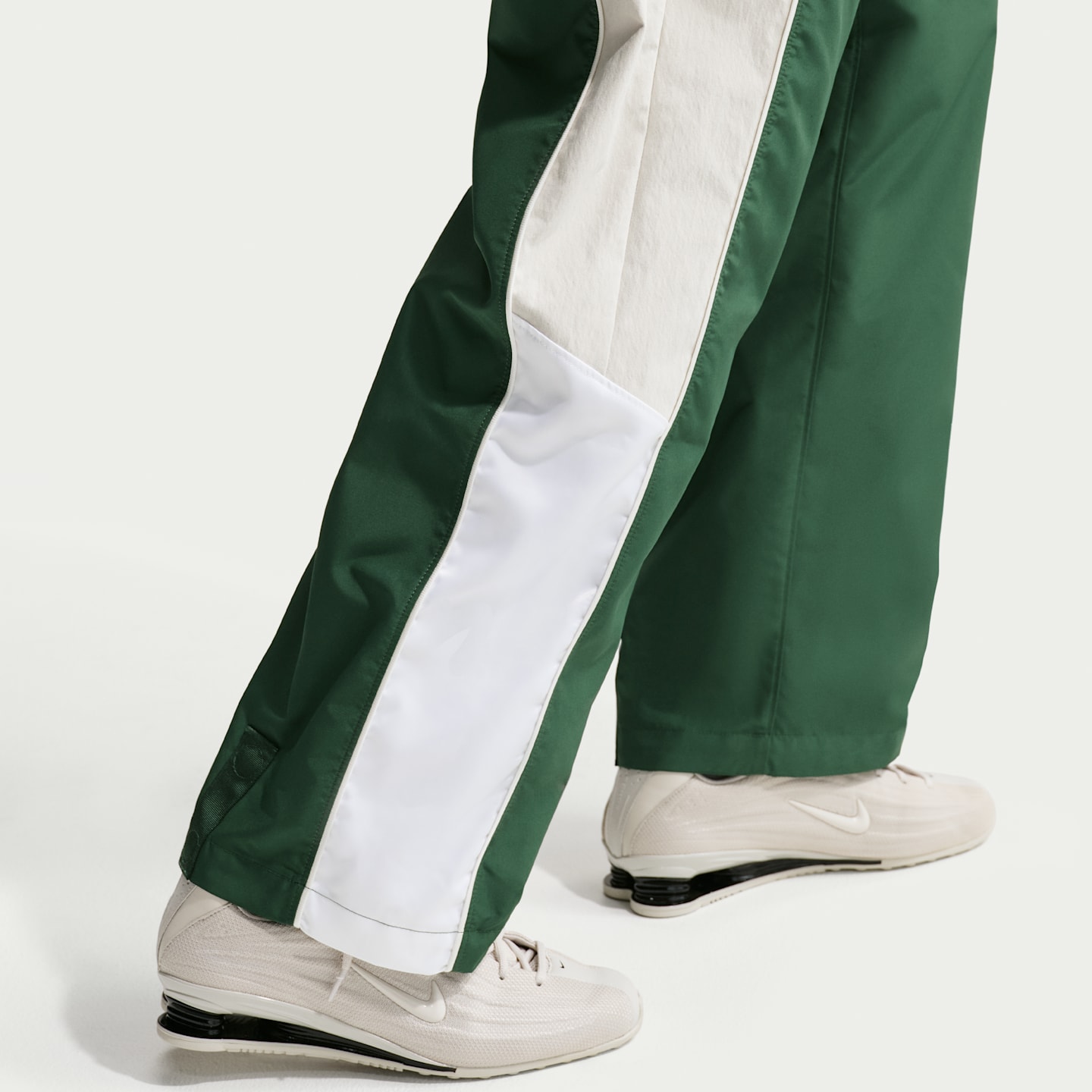 Женские брюки Nike Sportswear Women's Oversized Mid-Rise Track Pants — фото 3