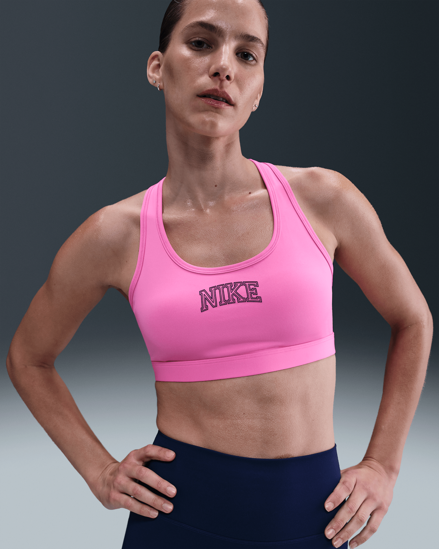 Спортивное бра Swoosh Medium, уплотнённая чашка, с поддержкой — Nike — фото 6