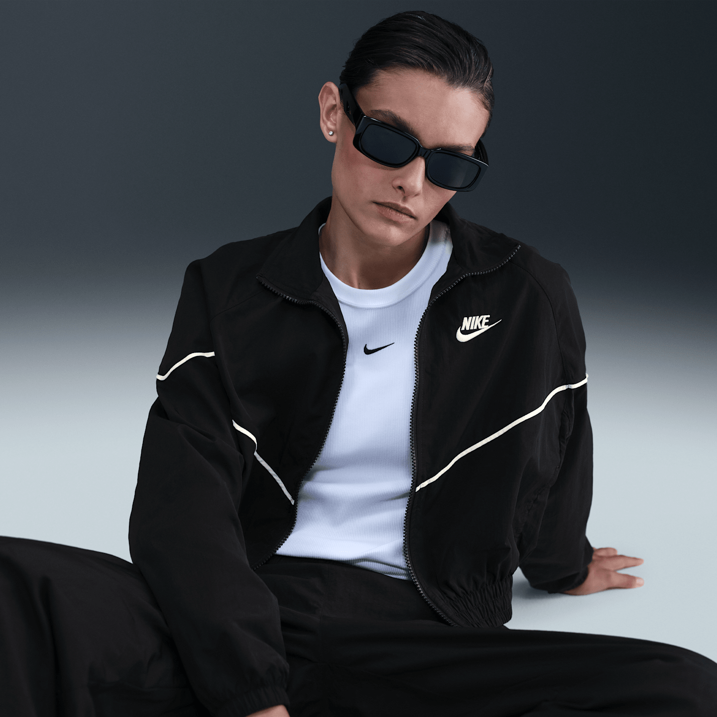 Женские куртки Nike Sportswear Windrunner Women's Woven Jacket — фото 3