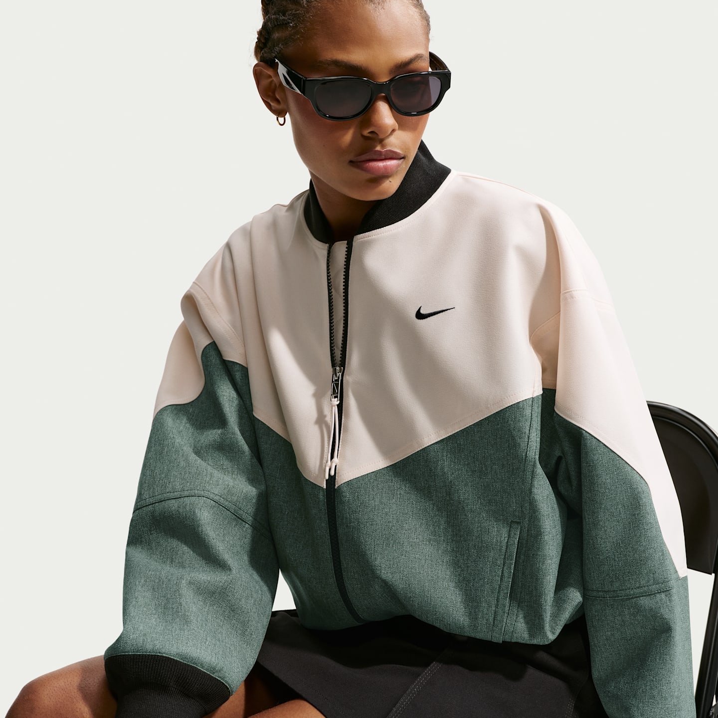 Женские куртки Nike Sportswear Women's Oversized Bomber Jacket — фото 3