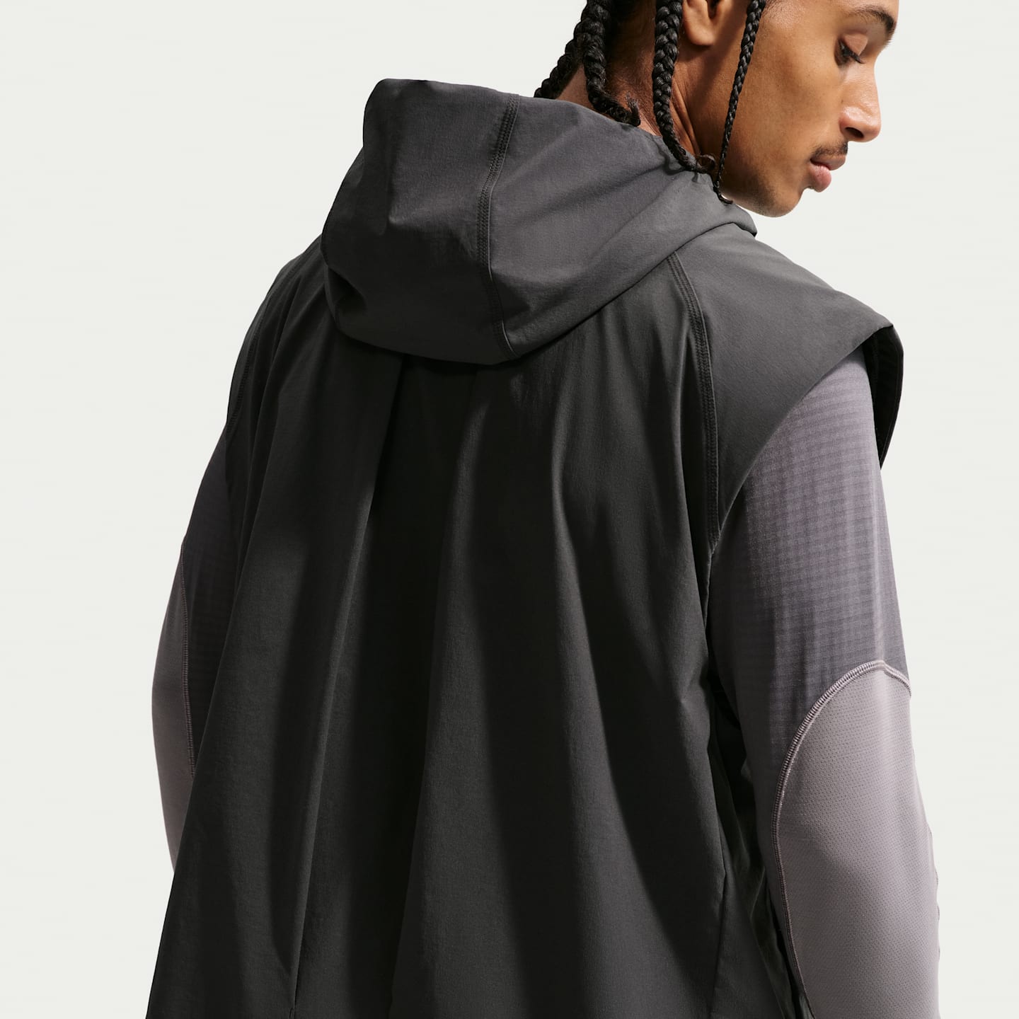 Мужские жилеты Nike Tech Men's Dri-FIT Woven Windrunner Vest — фото 2