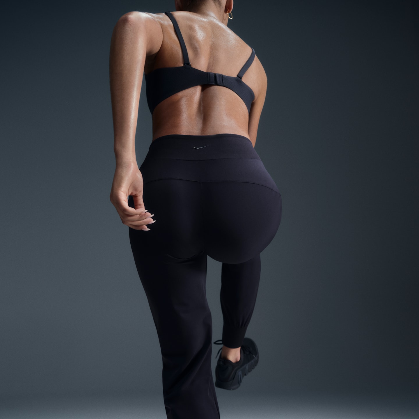 Женские брюки Nike Dri-FIT Bliss Women's Mid-Rise 7/8 Joggers — фото 3