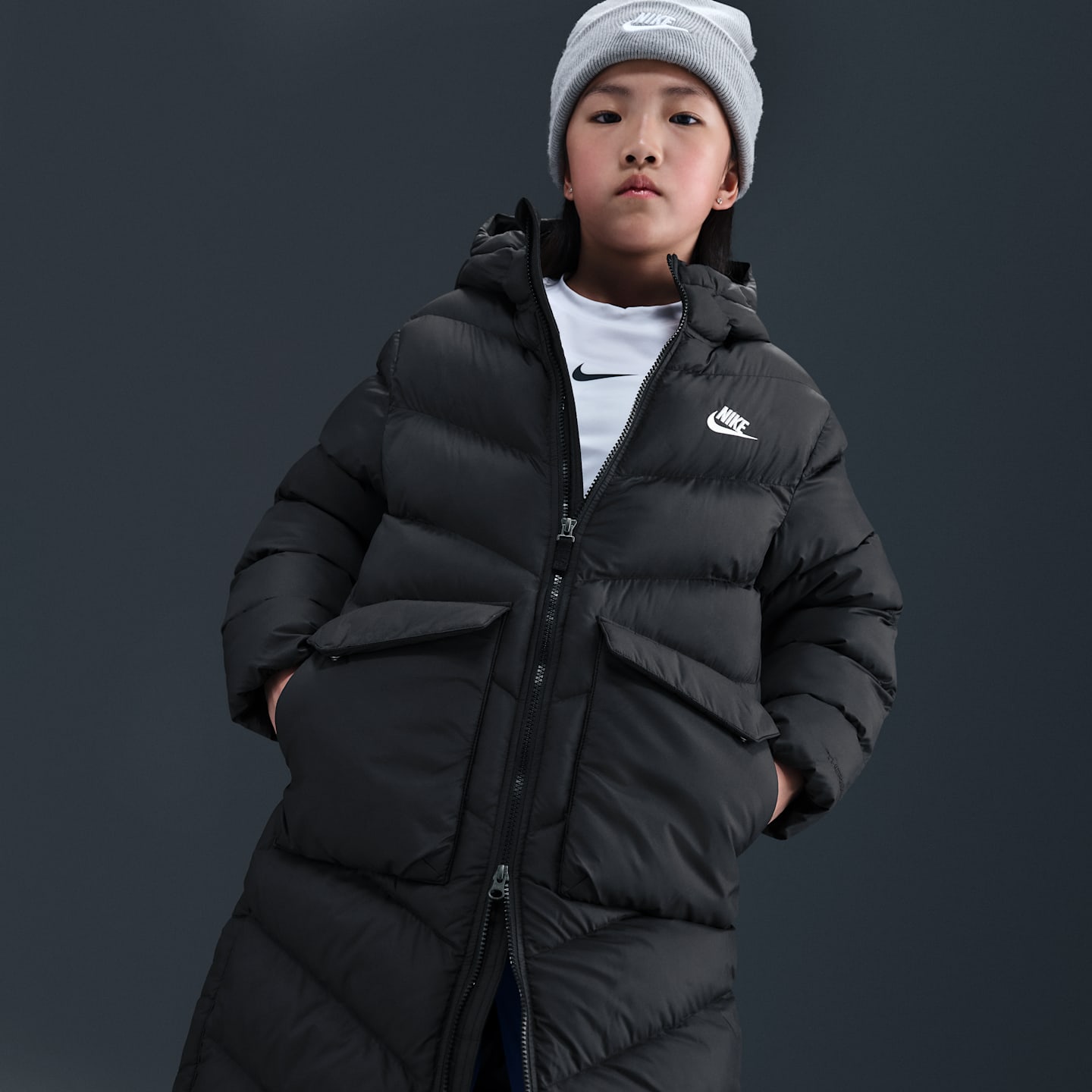 Детские куртки Nike Sportswear All Day Play Big Kids' Therma-FIT Loose-Fit Full-Length Puffer Parka — фото 2