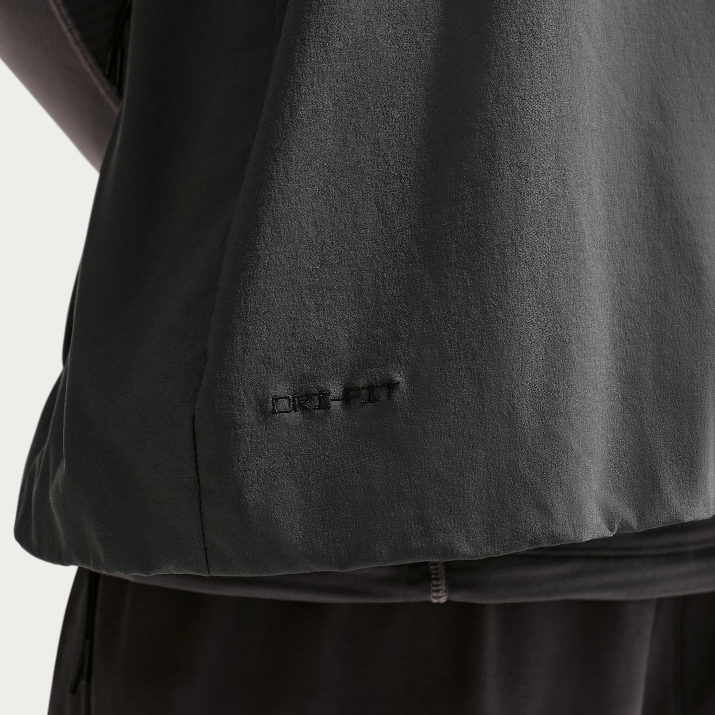 Мужские жилеты Nike Tech Men's Dri-FIT Woven Windrunner Vest — фото 6