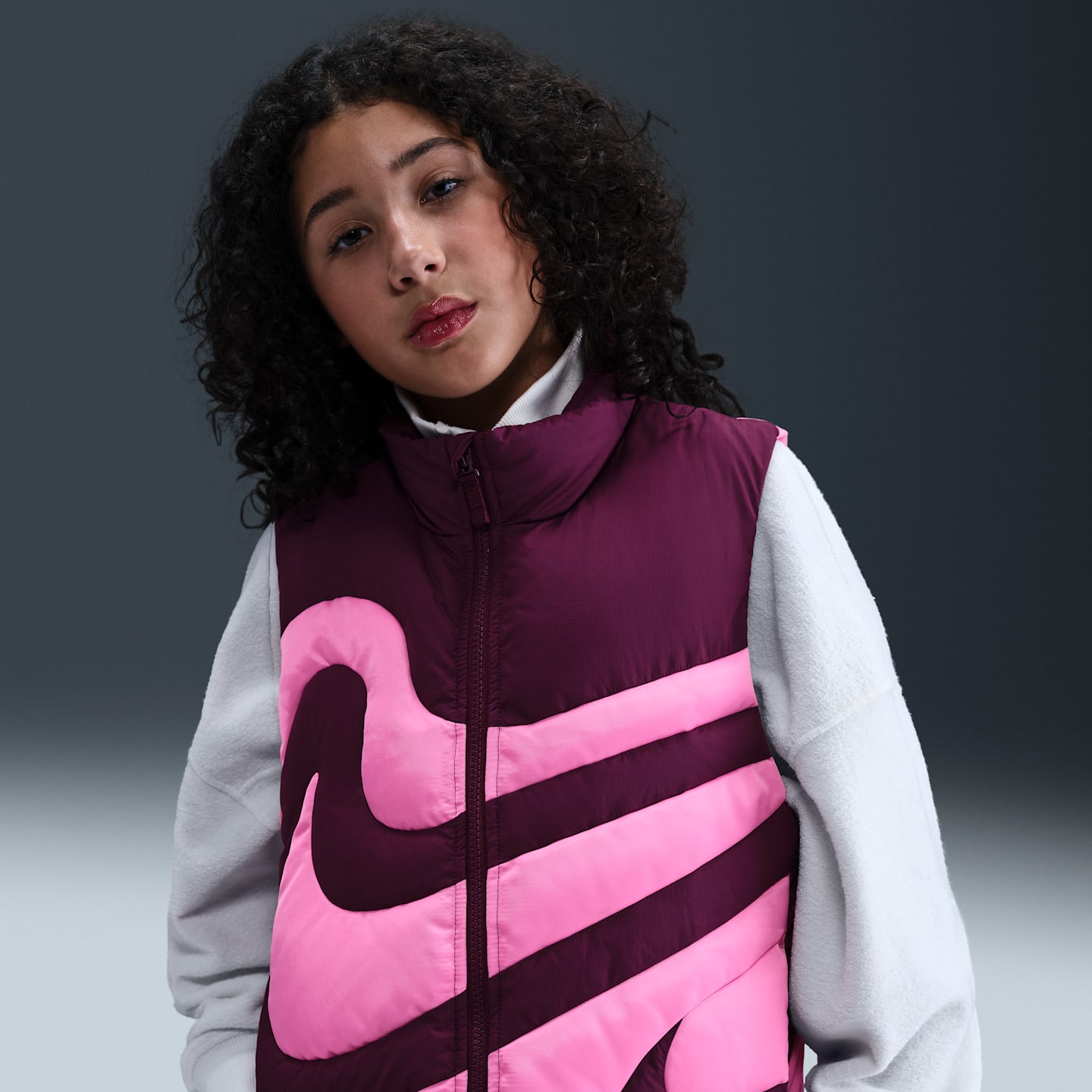 Nike Sportswear Swoosh Big Kids' (Girls') Therma-FIT Loose Down Puffer Vest — фото 1