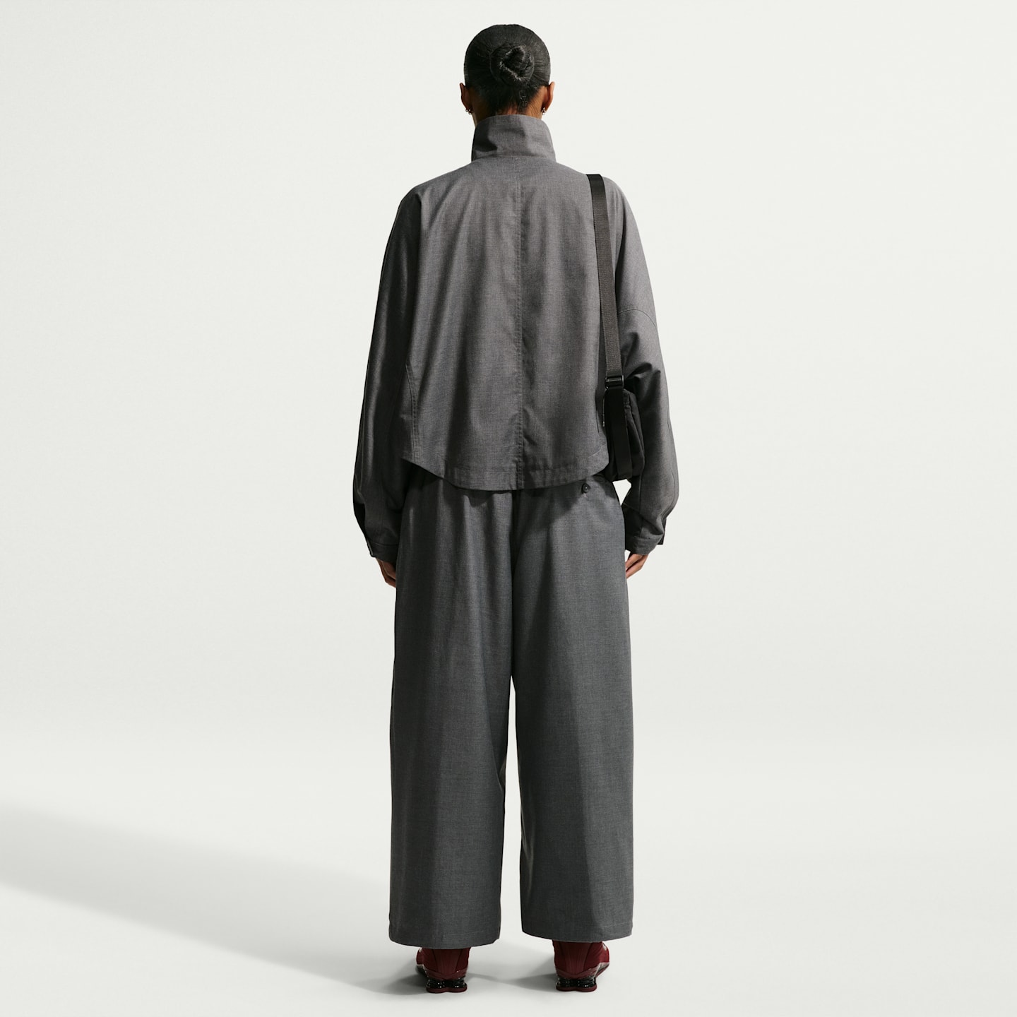 Женские брюки Nike Sportswear Women's Oversized Mid-Rise Woven Pants — фото 5