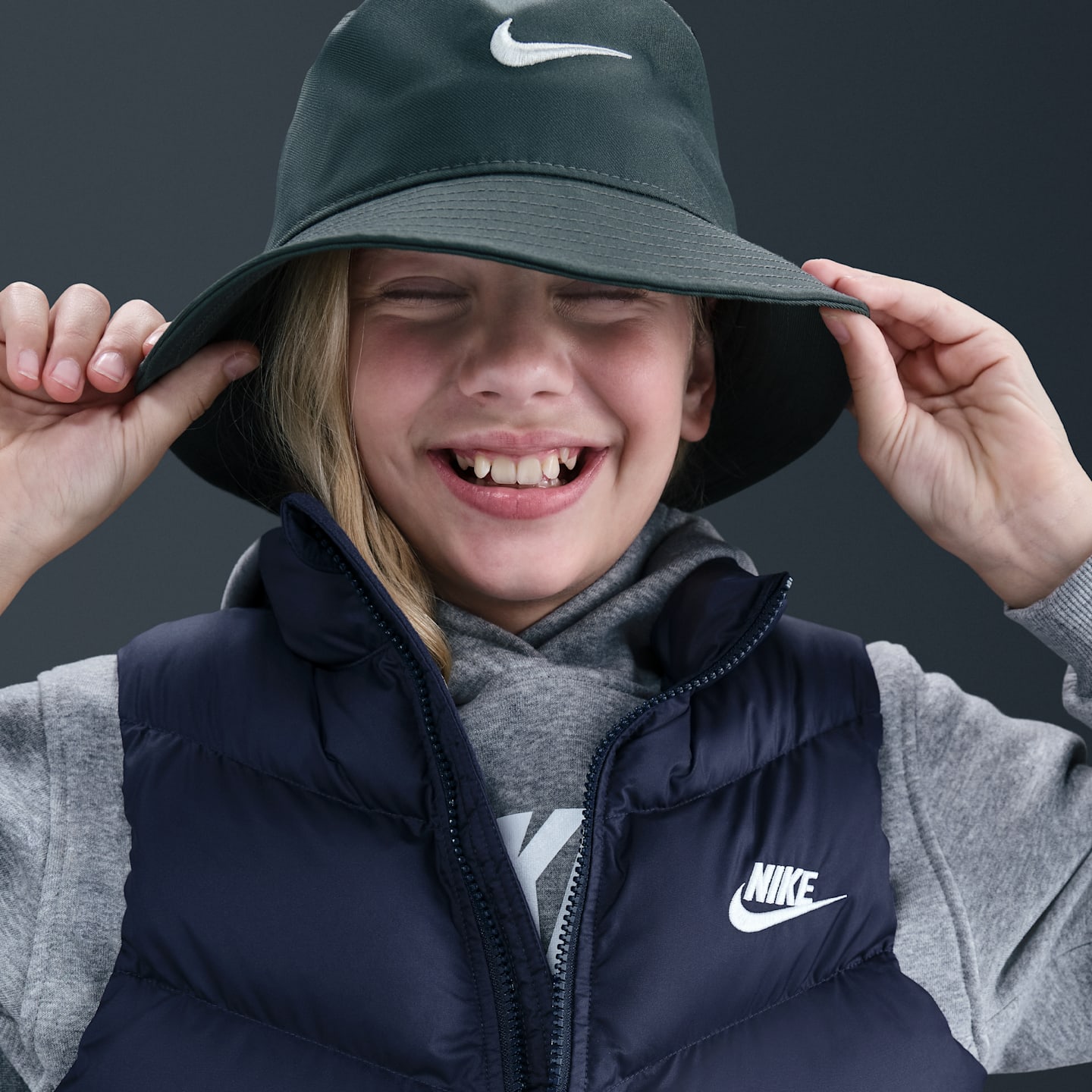 Детские жилеты Nike Sportswear All Day Play Big Kids' Therma-FIT Loose-Fit Puffer Vest — фото 3