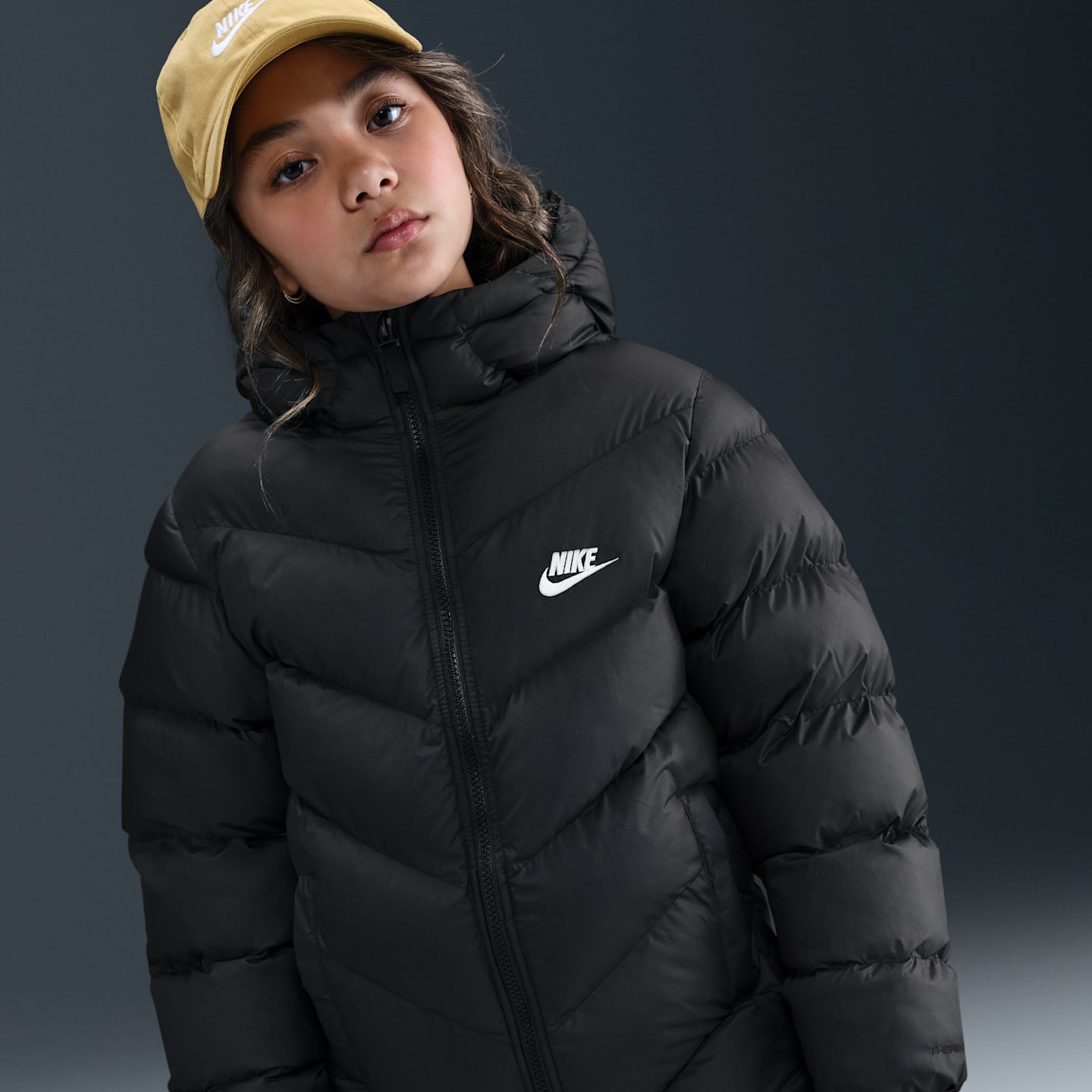 Детские куртки Nike Sportswear All Day Play Big Kids' Therma-FIT Loose-Fit Mid-Length Puffer Jacket — фото 2