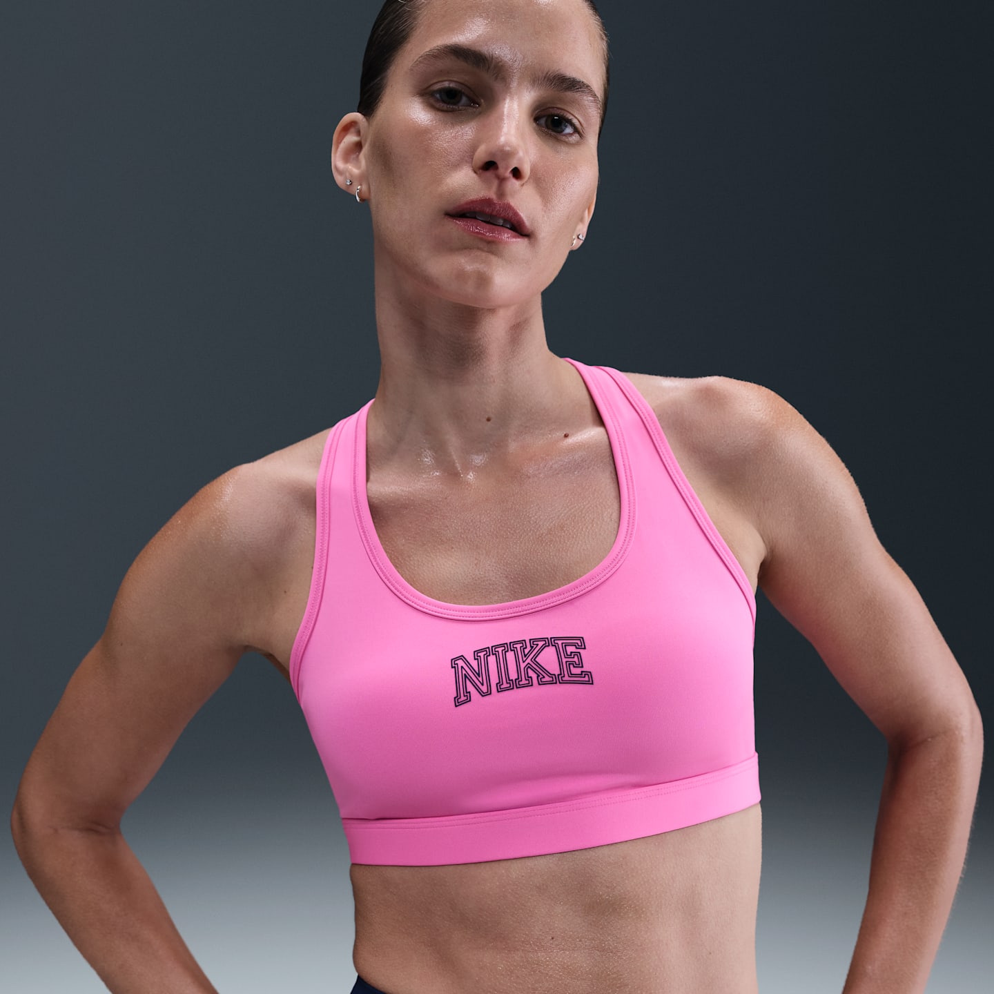 Спортивное бра Swoosh Medium, уплотнённая чашка, с поддержкой — Nike — фото 1