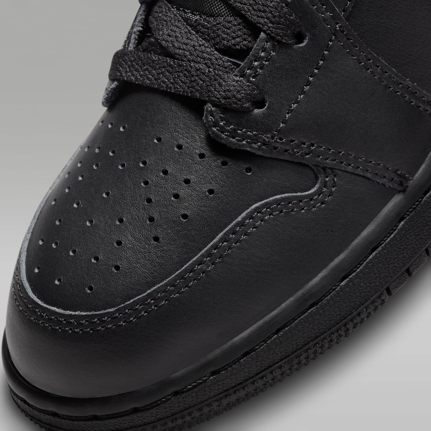 Детские кроссовки Jordan 1 Mid Big Kids' Shoes — фото 7
