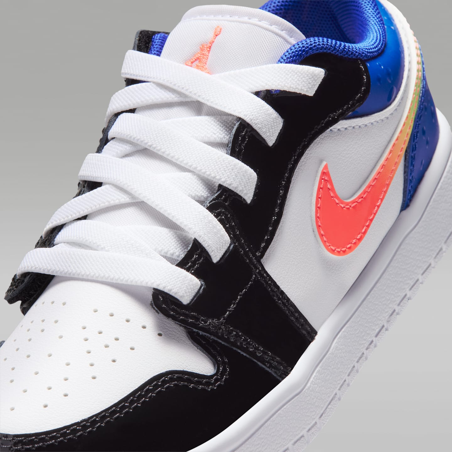 Jordan 1 Low Alt SE Little Kids' Shoes — фото 7