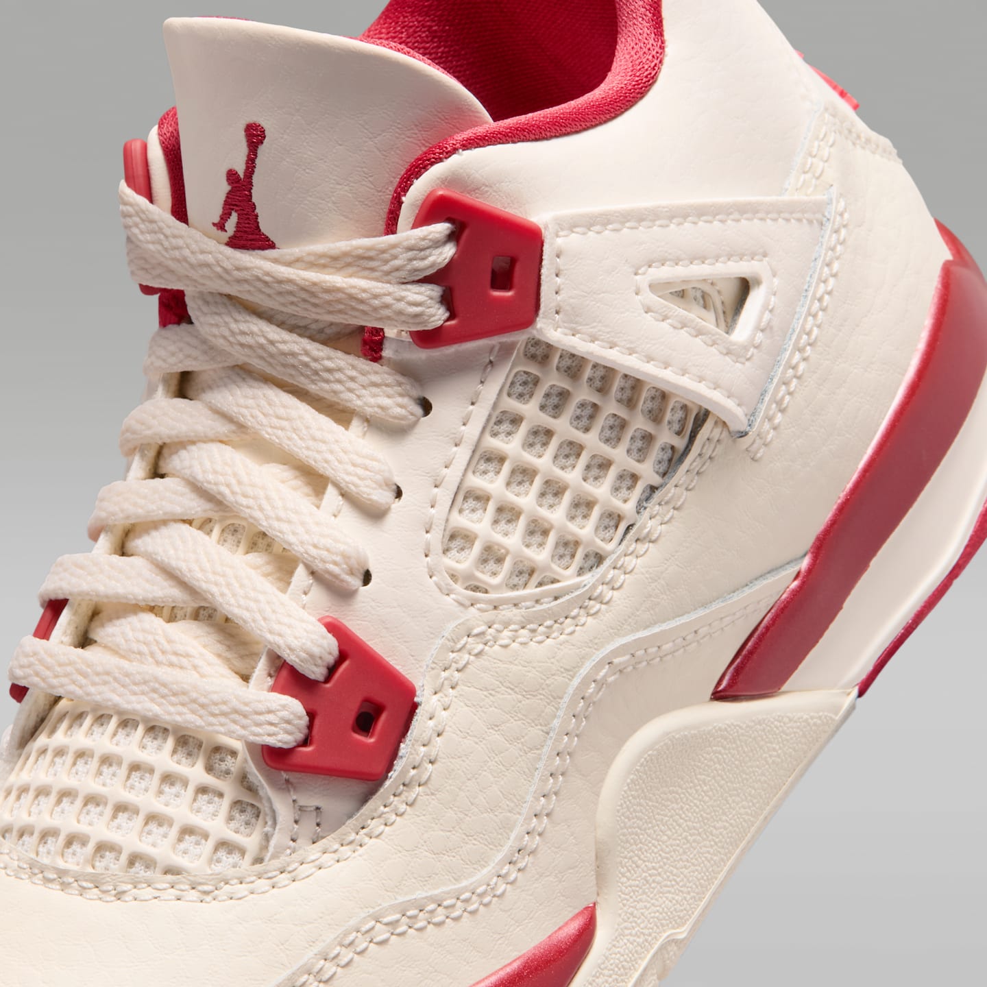 Детские кроссовки Jordan 4 Retro "Pale Ivory and Tough Red" Little Kids' Shoes — фото 7