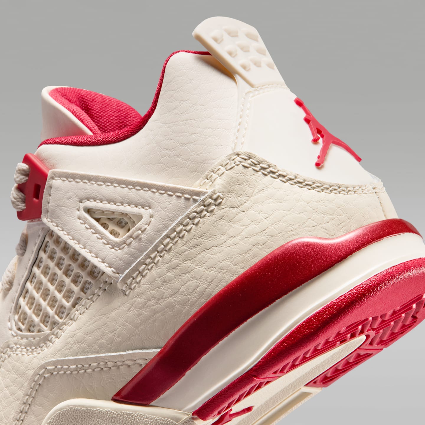 Детские кроссовки Jordan 4 Retro "Pale Ivory and Tough Red" Little Kids' Shoes — фото 8