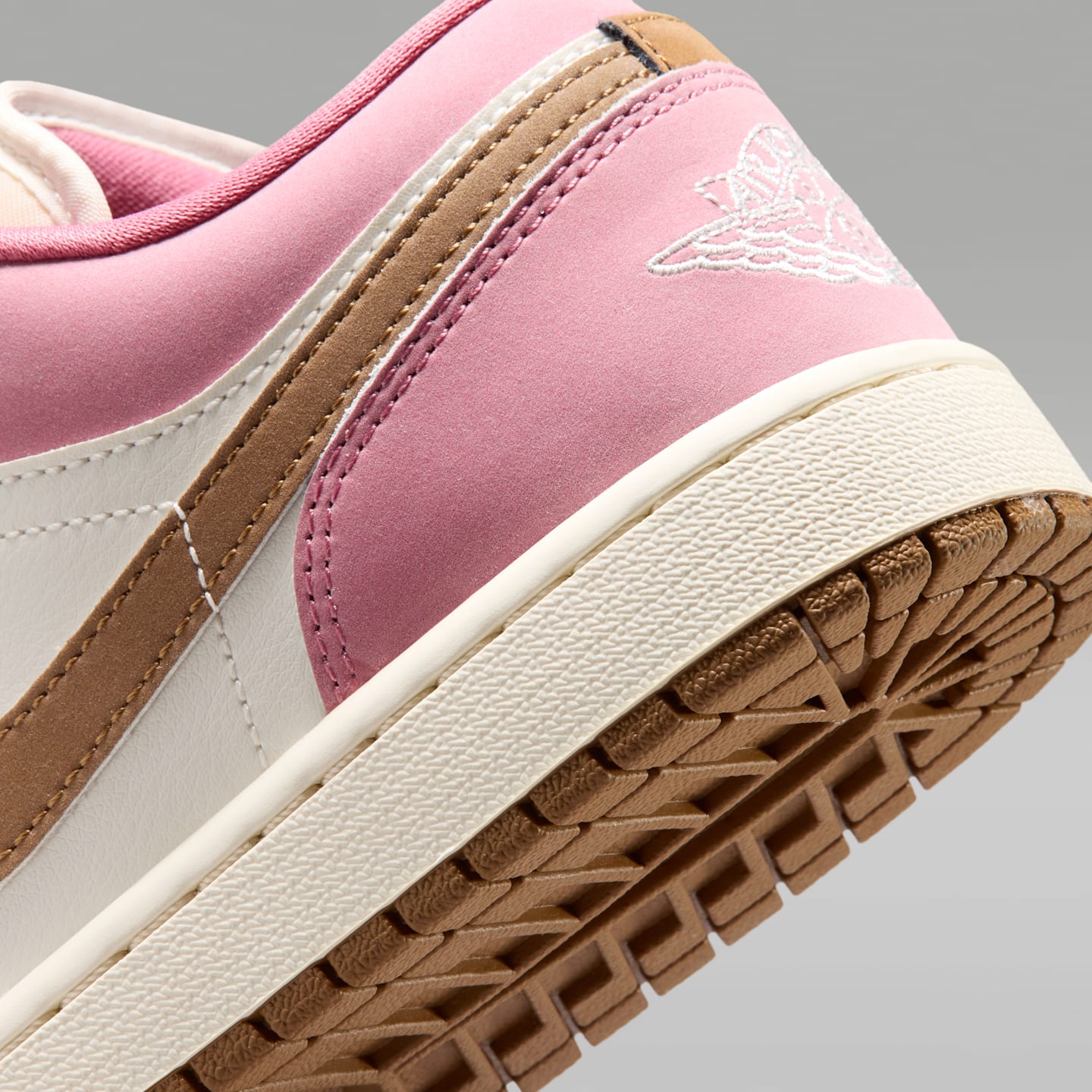 Женские кроссовки Jordan Air Jordan 1 Low Women's Shoes — фото 8