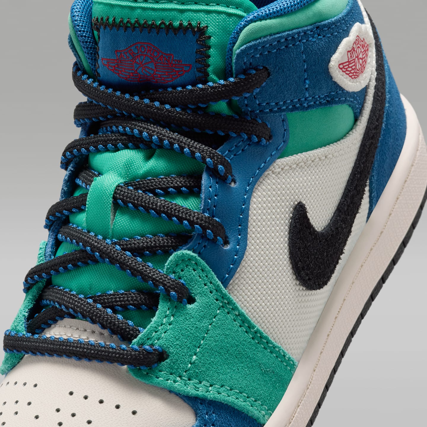 Детские кроссовки Jordan 1 Mid SE Little Kids' Shoes — фото 7