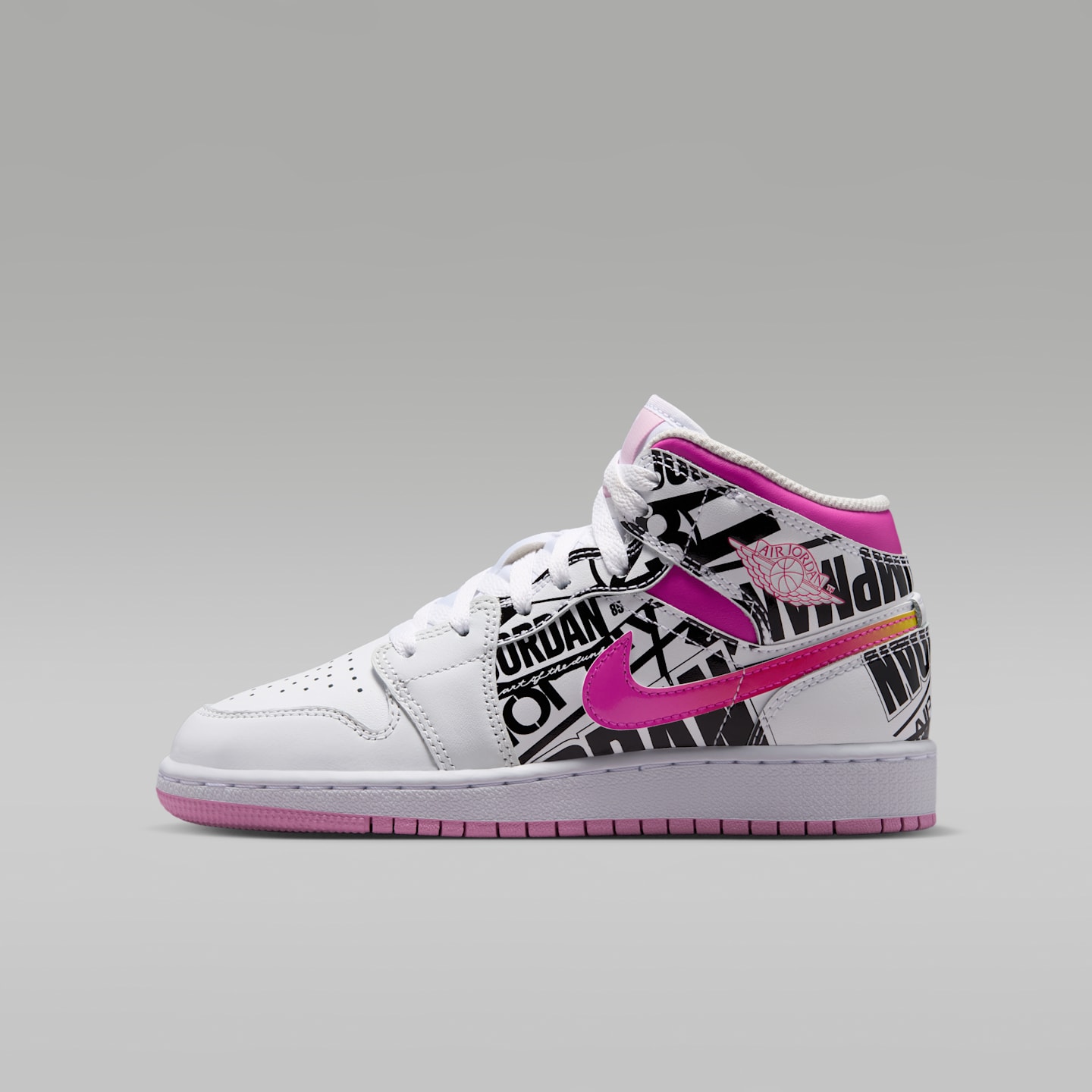 Детские кроссовки Jordan Air Jordan 1 Mid Big Kids' Shoes — фото 1