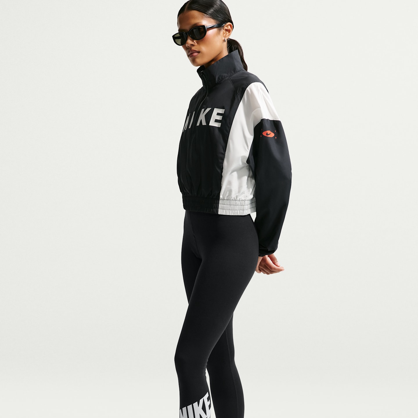 Женские леггинсы Nike Sportswear Classics Women's High-Waisted Graphic Leggings (Plus Size) — фото 4