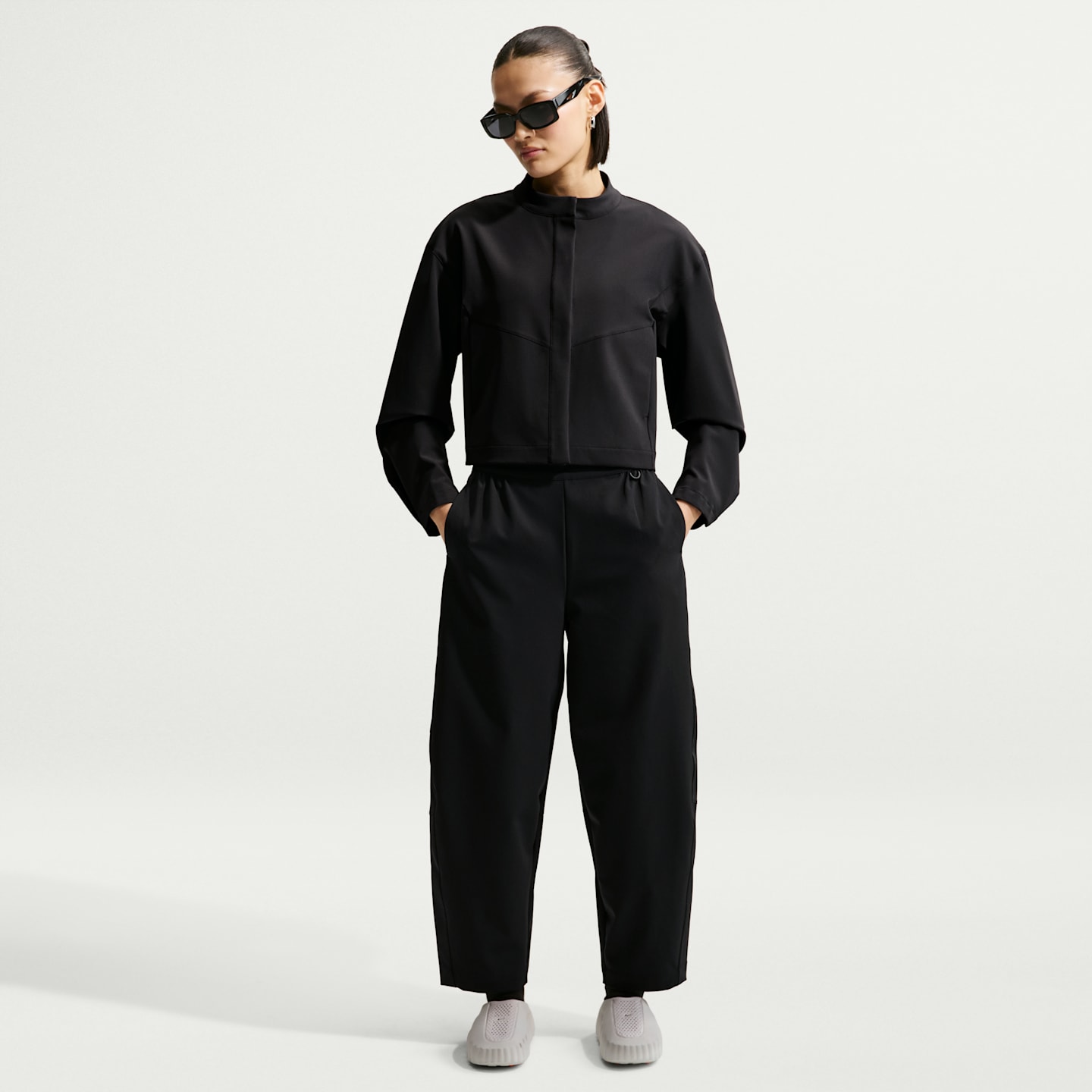 Женские брюки Nike 24.7 PerfectStretch Women's Dri-FIT High-Waisted Loose Barrel-Leg Pants — фото 1