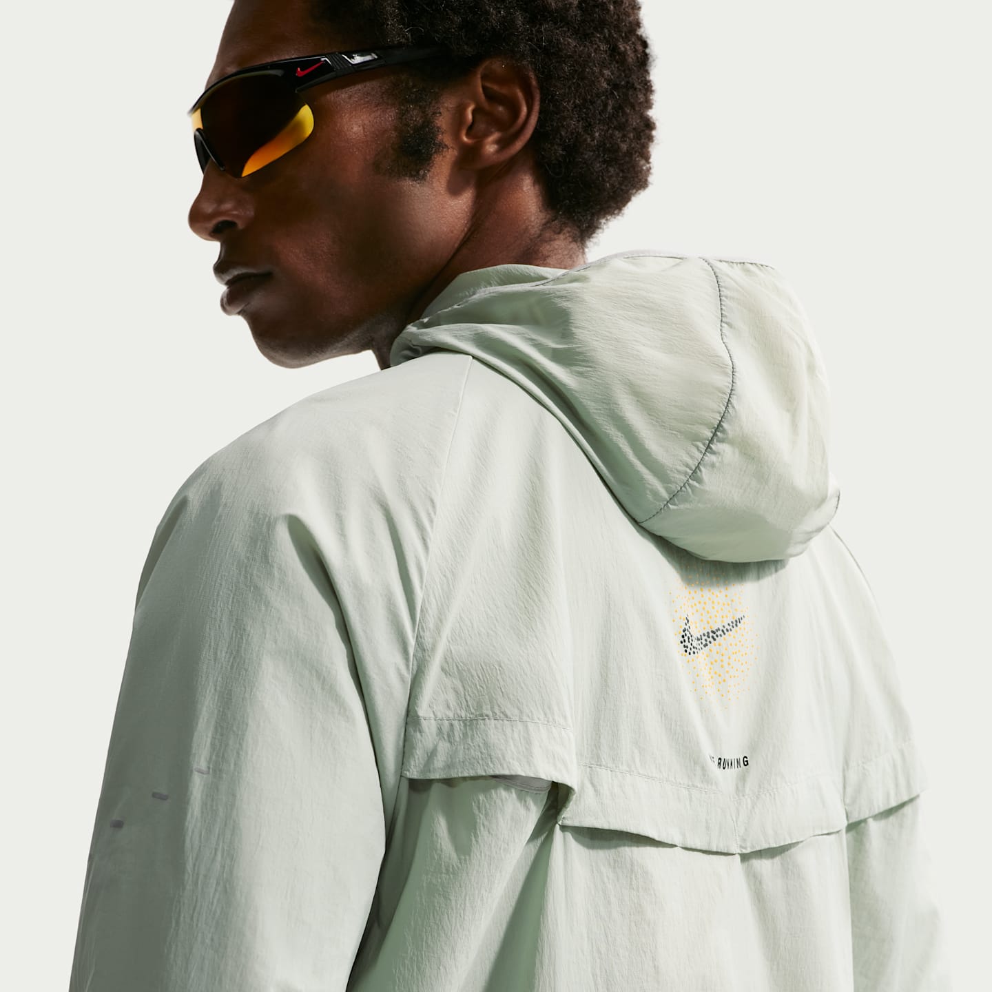 Мужские куртки Nike Stride Men's Repel UV Protection Running Jacket — фото 2