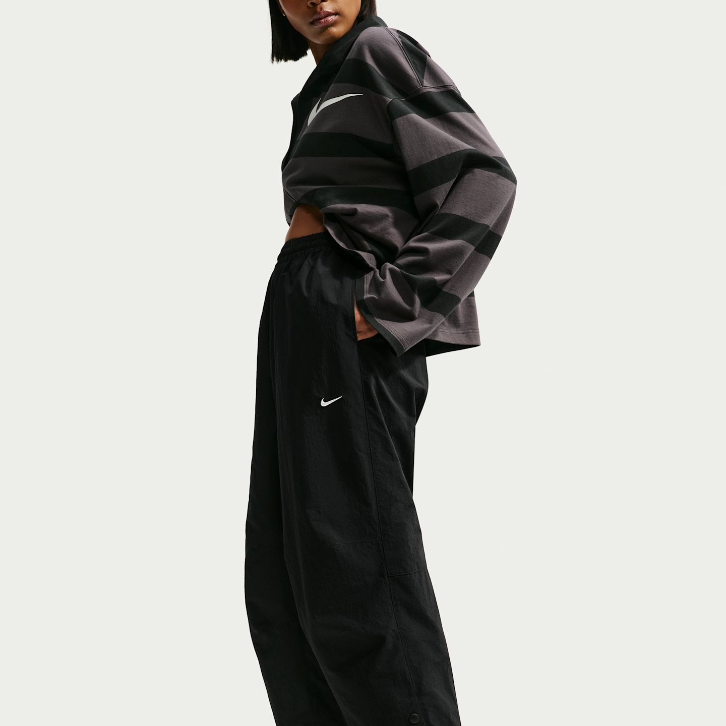 Женские брюки Nike Sportswear Women's Oversized High-Waisted Woven Pants (Plus Size) — фото 4