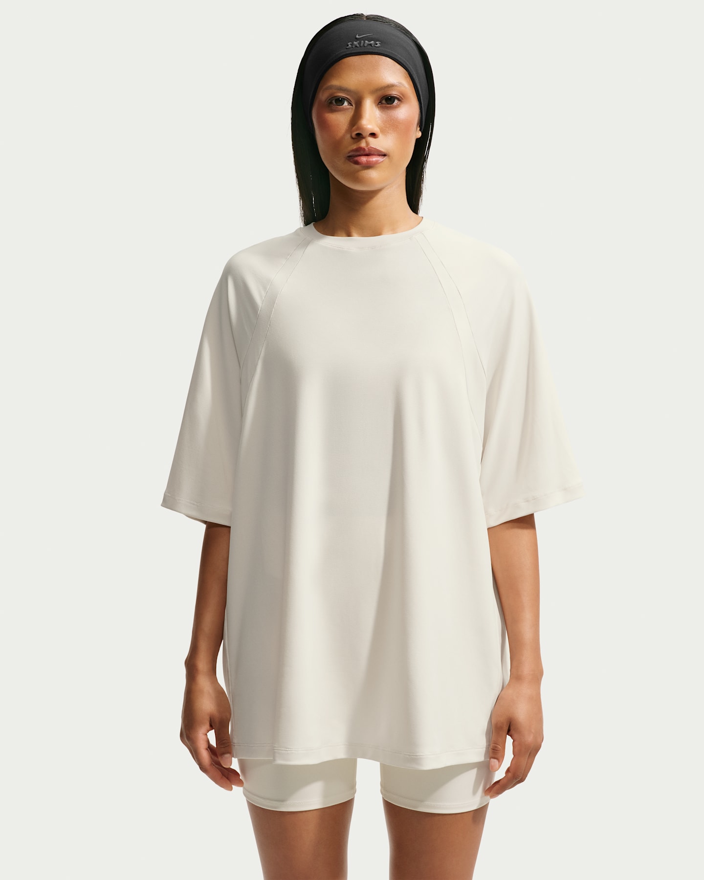 Женские футболки Nike NikeSKIMS Airy Women's Oversized T-Shirt — фото 8