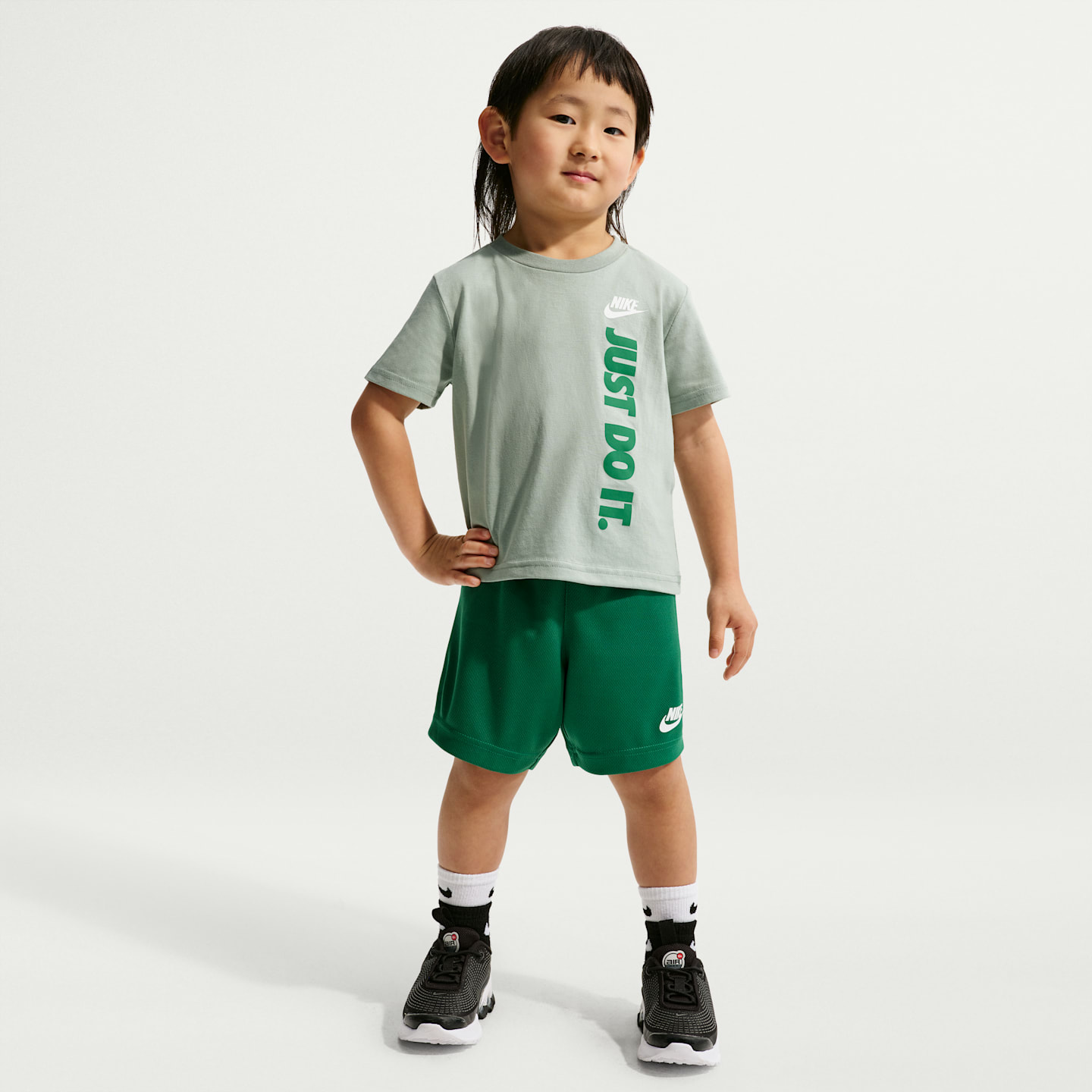 Детские брюки Nike Sportswear Toddler "Just Do It" Graphic T-Shirt and Mesh Shorts Set — фото 1