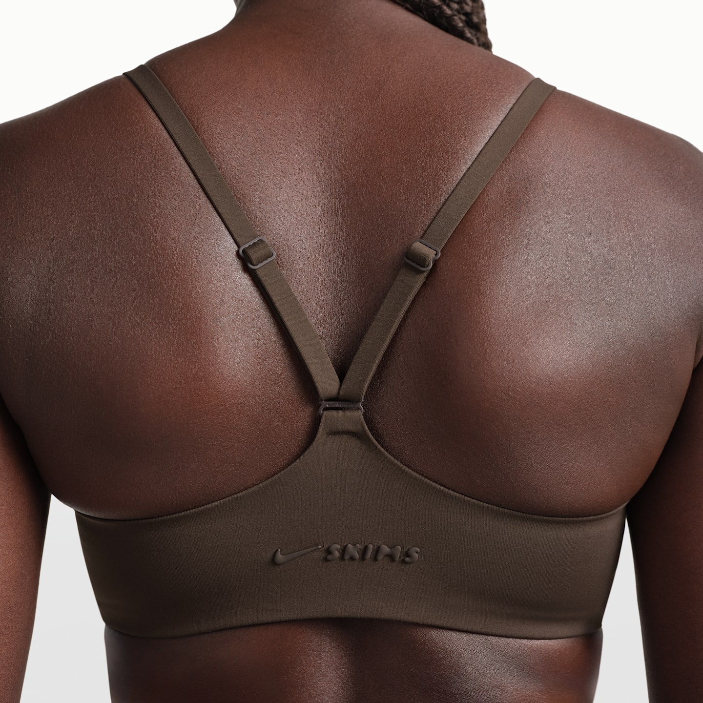 Женские спортивные бра Nike NikeSKIMS Matte Women's Contour Cami Bra — фото 6