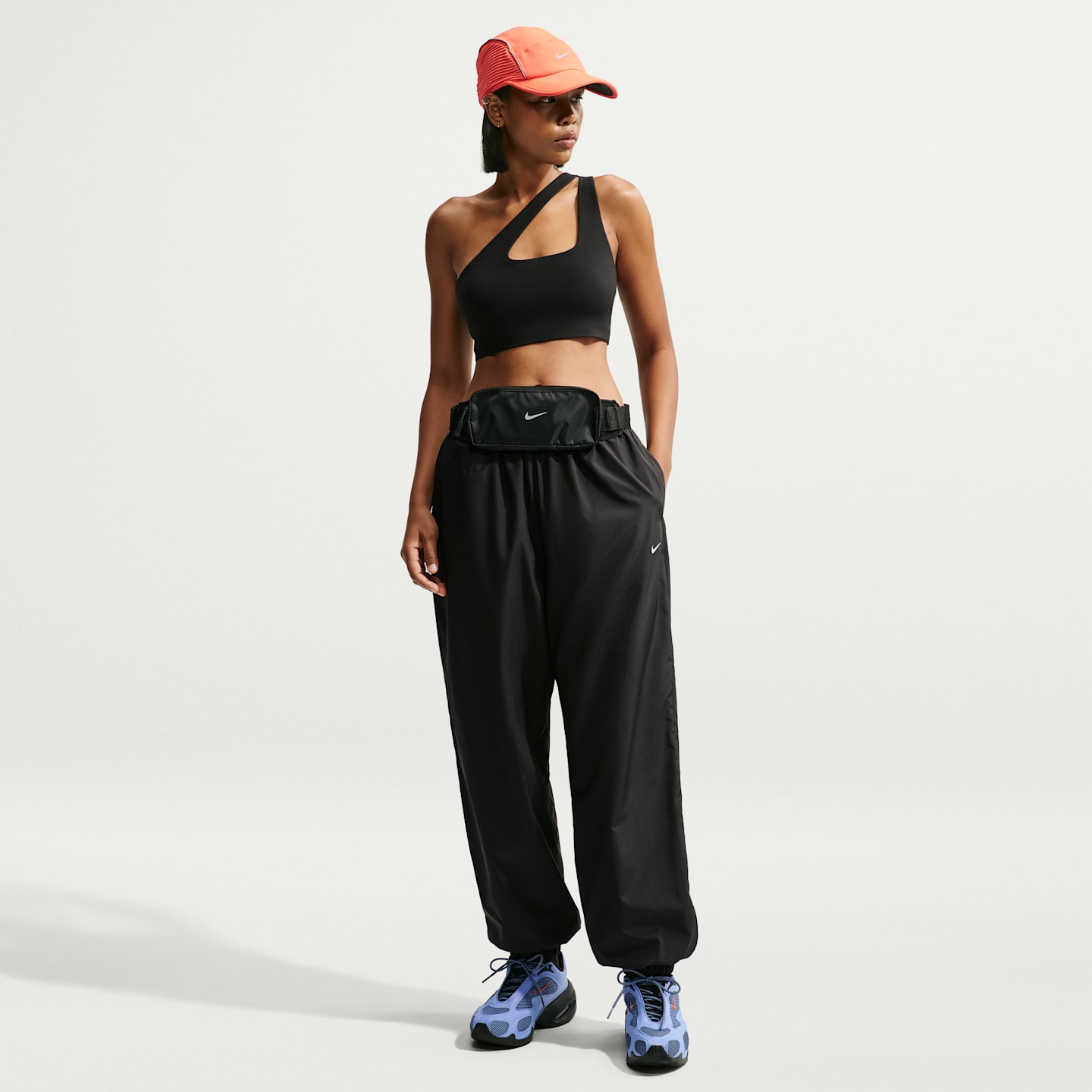 Женские брюки Nike Sportswear Women's Loose Mid-Rise UV Joggers — фото 1