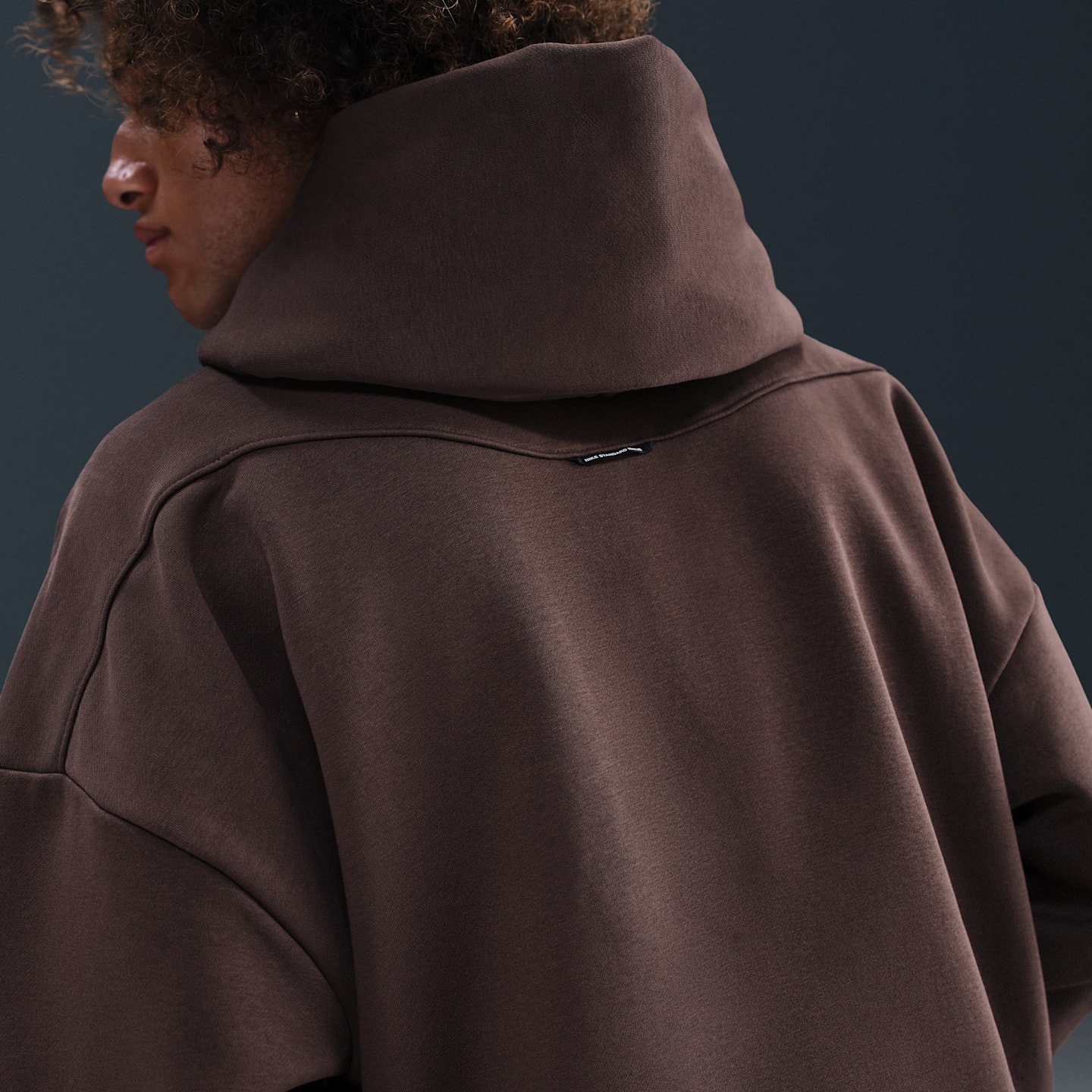 Мужские худи Nike Standard Issue Men's Therma-FIT Brushed Basketball Pullover — фото 2