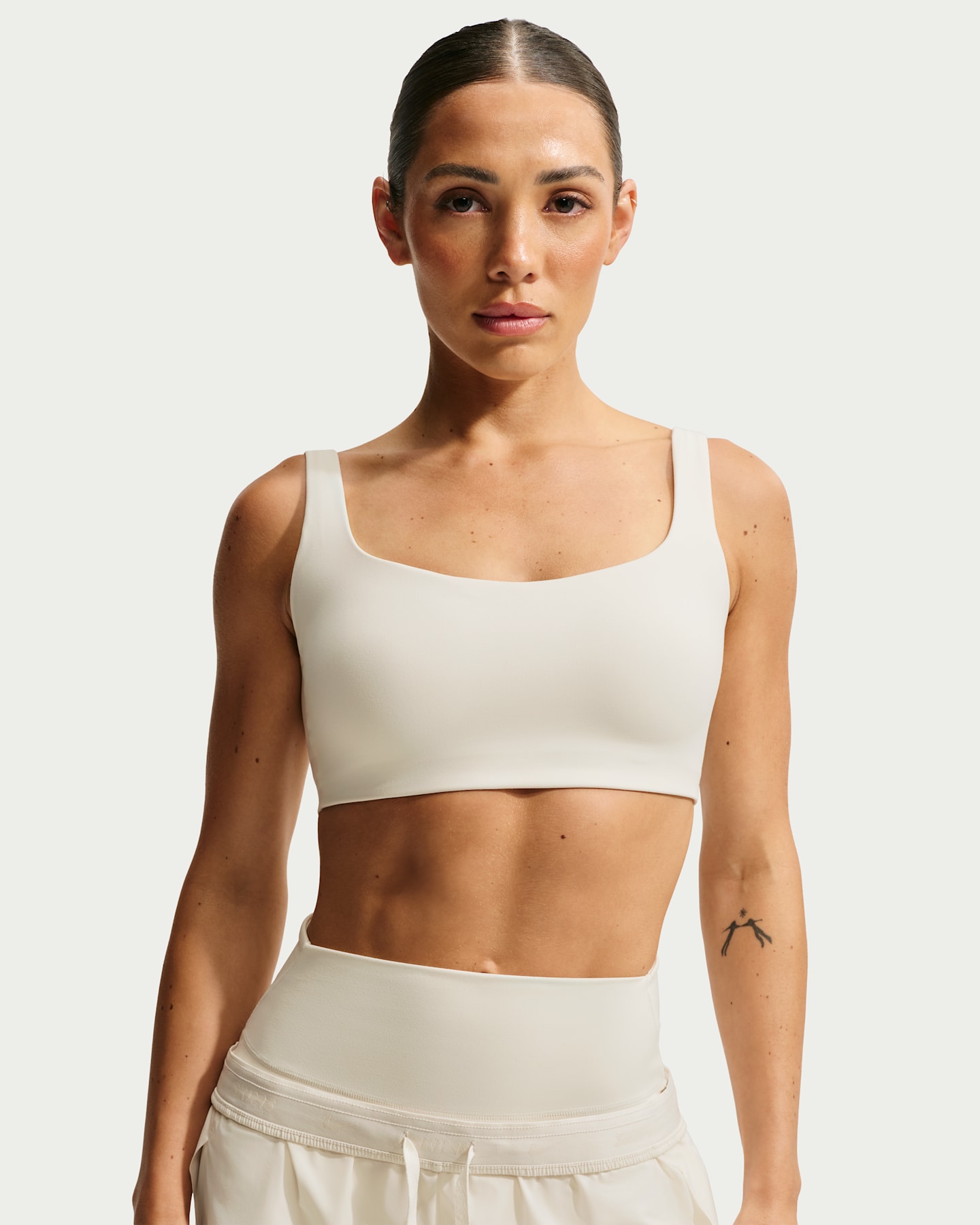 Женские спортивные бра Nike NikeSKIMS Matte Women's Scoop-Neck Bra — фото 8