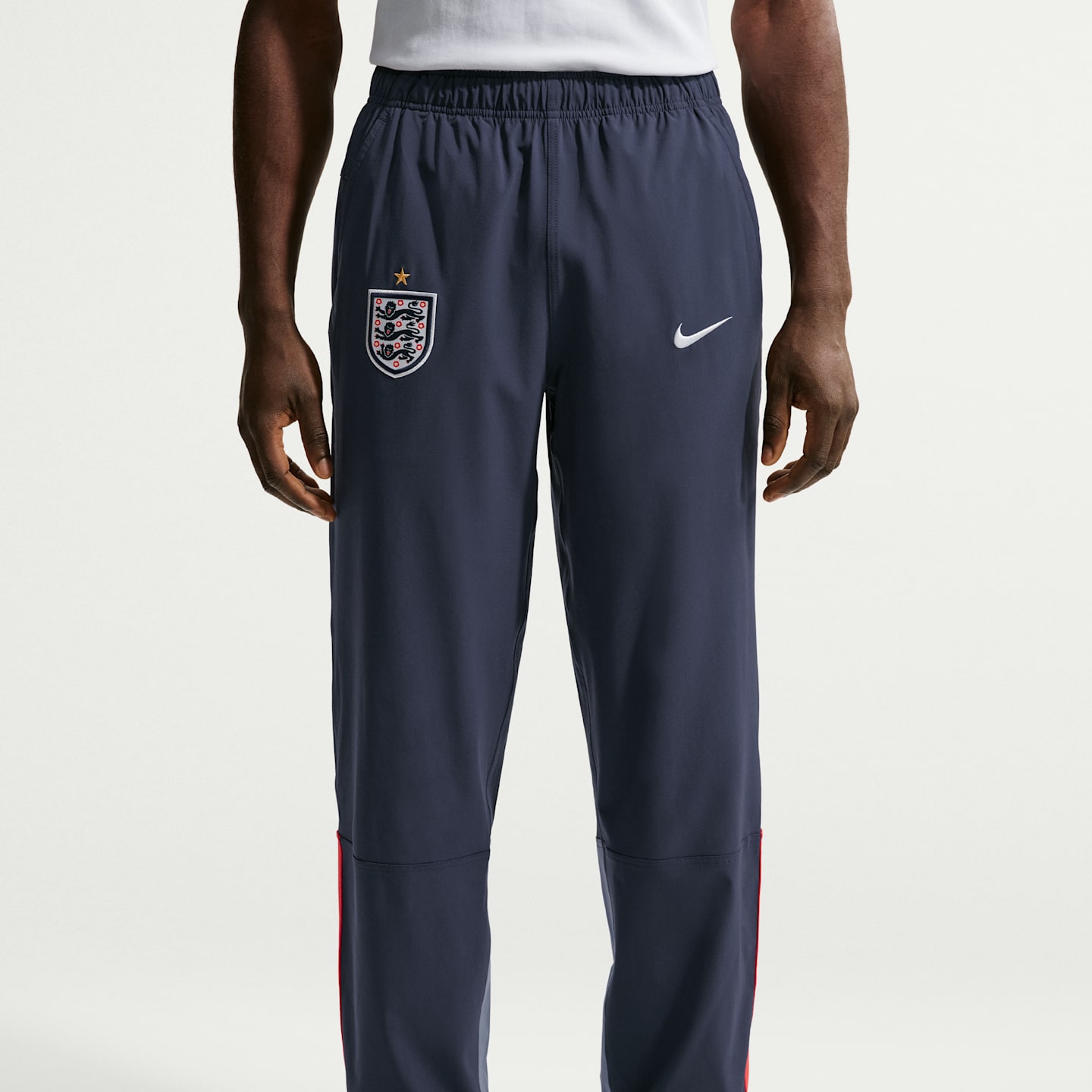 Мужские брюки Nike England Energy Men's Nike Dri-FIT Soccer Woven Pants — фото 2