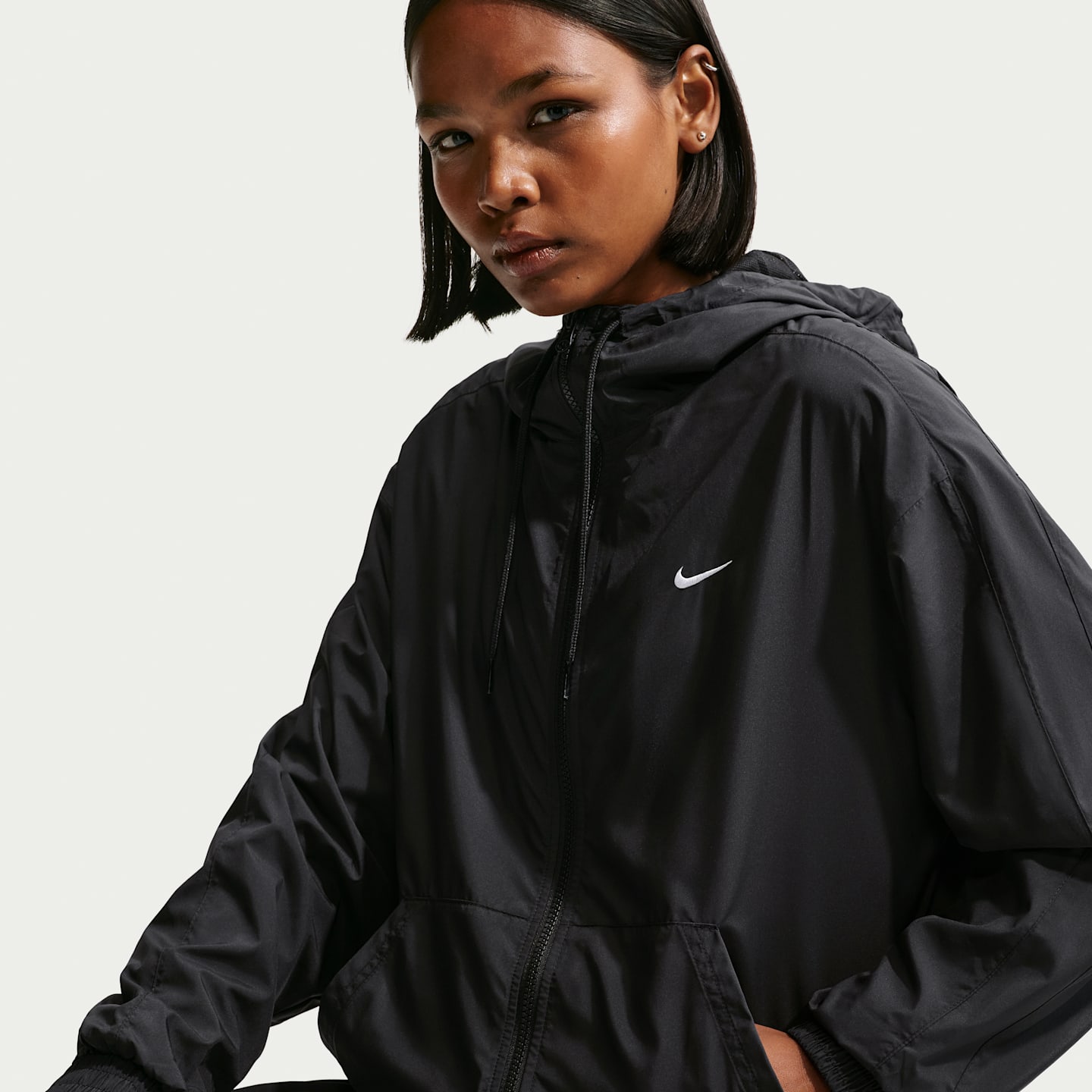 Женские куртки Nike Sportswear Classic Wovens Women's Loose UV Hooded Jacket — фото 3