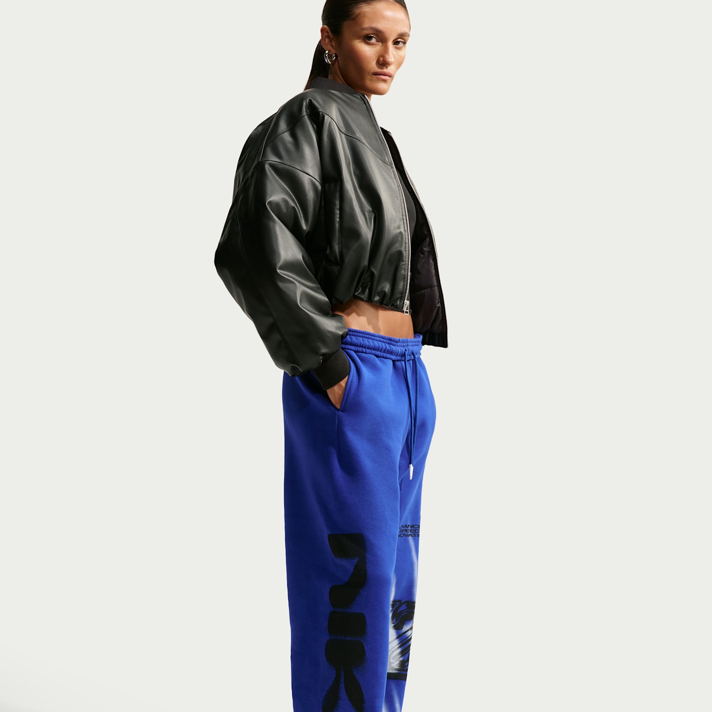 Женские брюки Nike Studio Fleece Medium Weight Women's Oversized High-Rise Straight-Leg Graphic Pants — фото 4