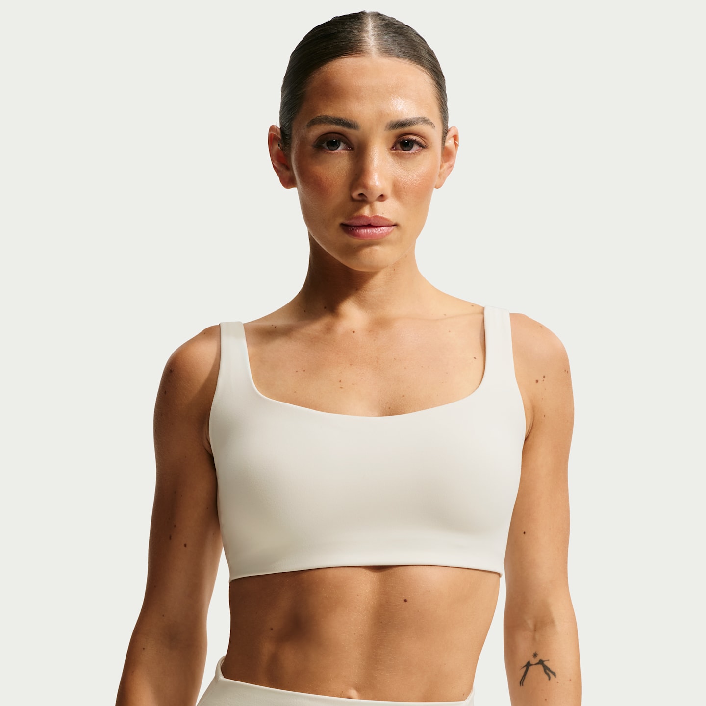 Женские спортивные бра Nike NikeSKIMS Matte Women's Scoop-Neck Bra — фото 1